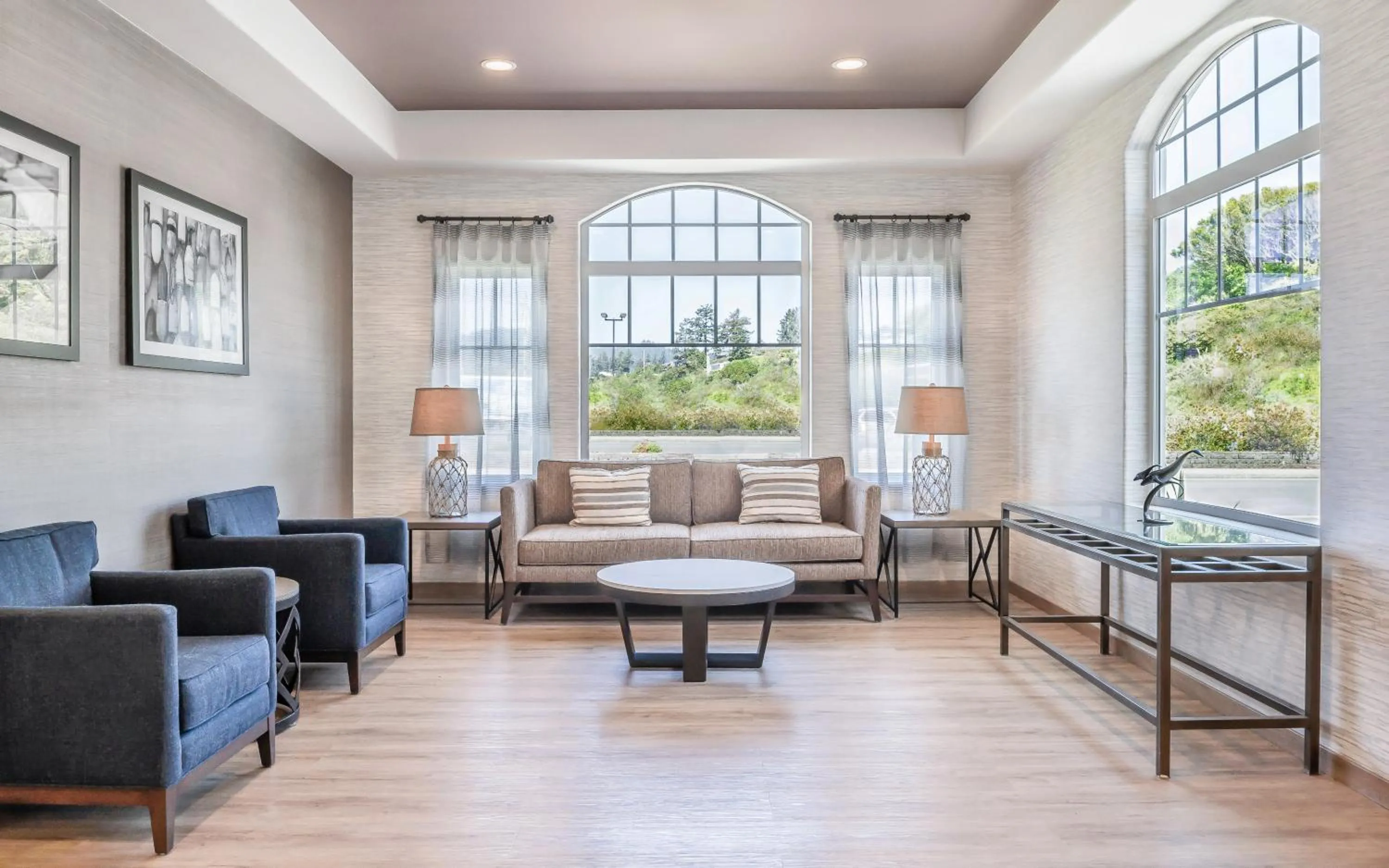 Communal lounge/ TV room in Beachfront Inn