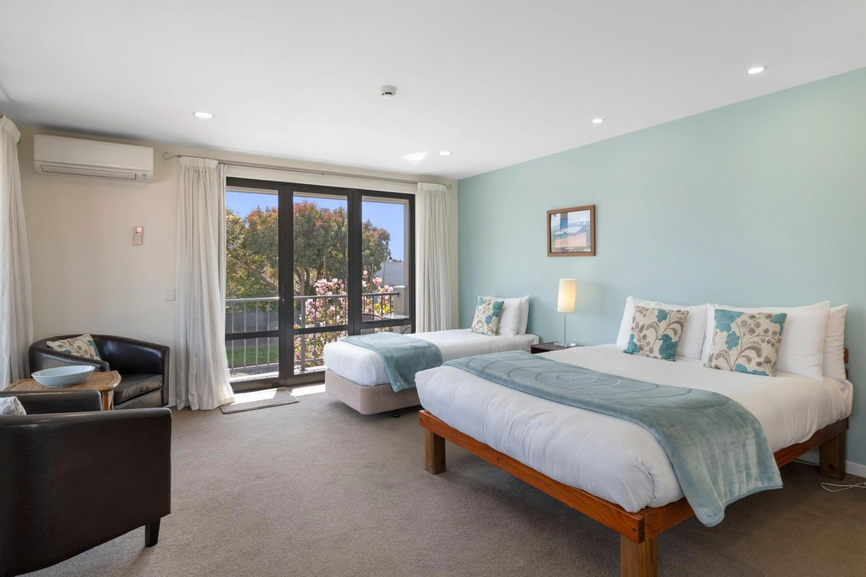 View (from property/room), Bed in Nautilus Lodge Motel