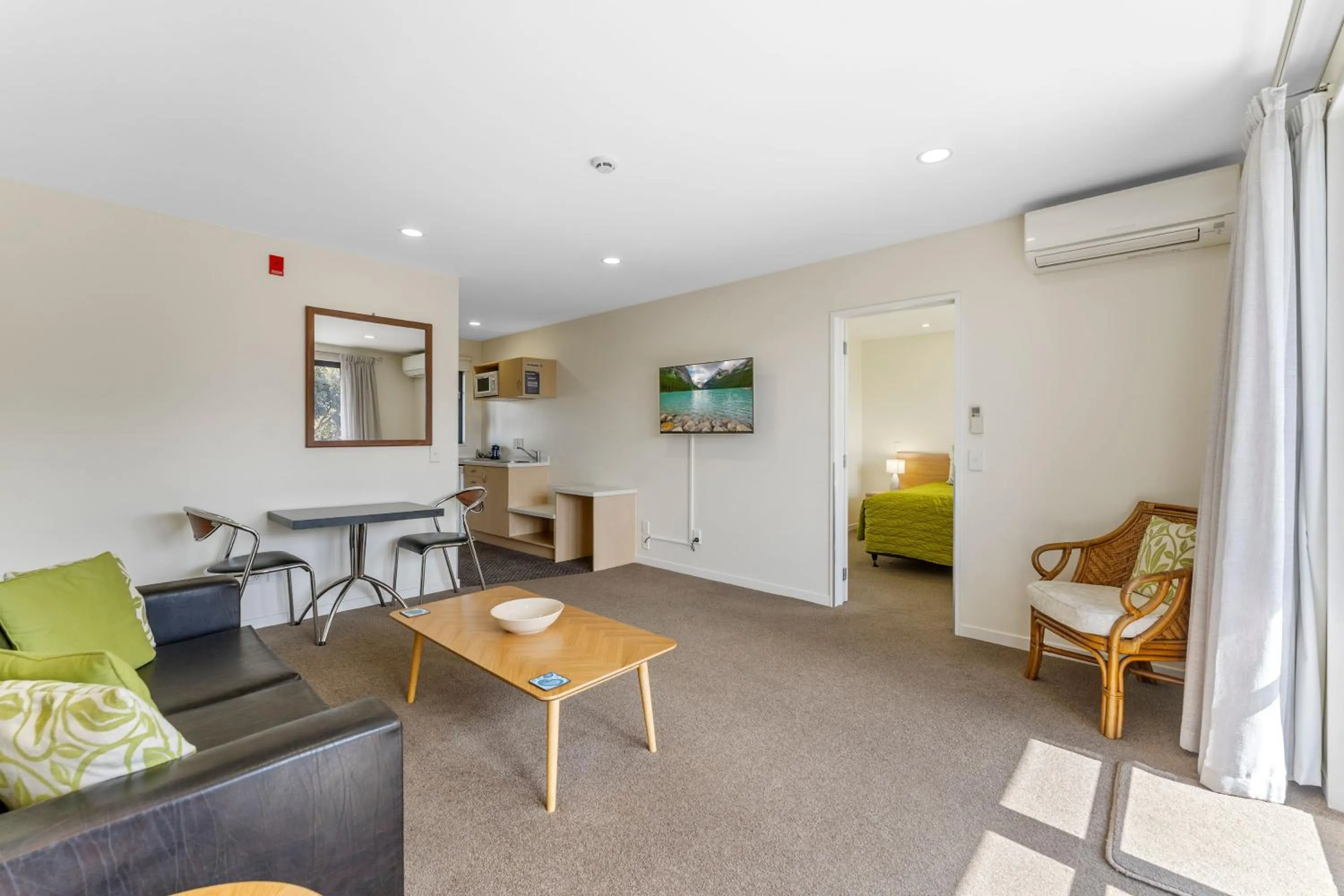 Living room, Bed in Nautilus Lodge Motel