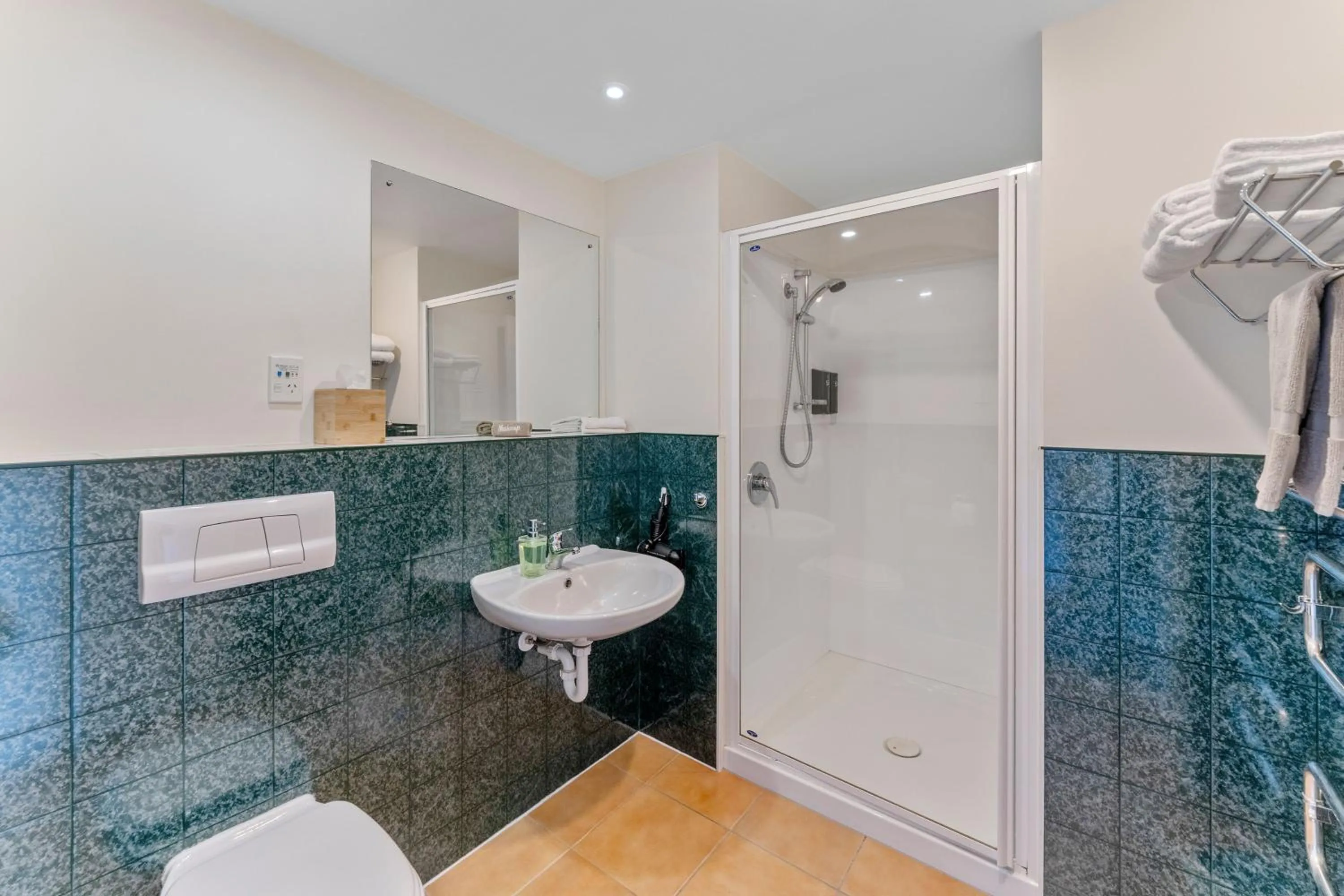 Bathroom in Nautilus Lodge Motel