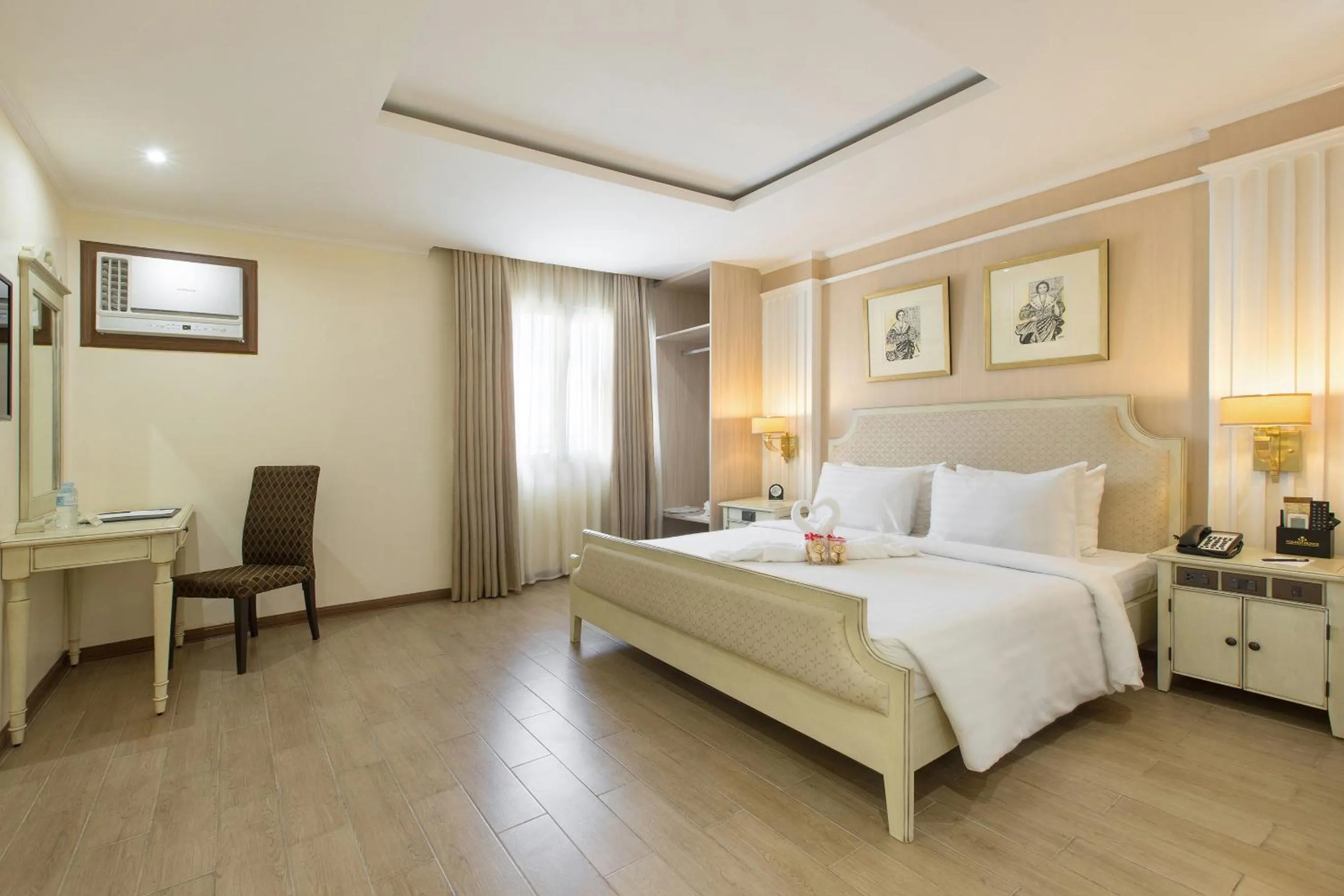 Seating area, Bed in Golden Prince Hotel & Suites