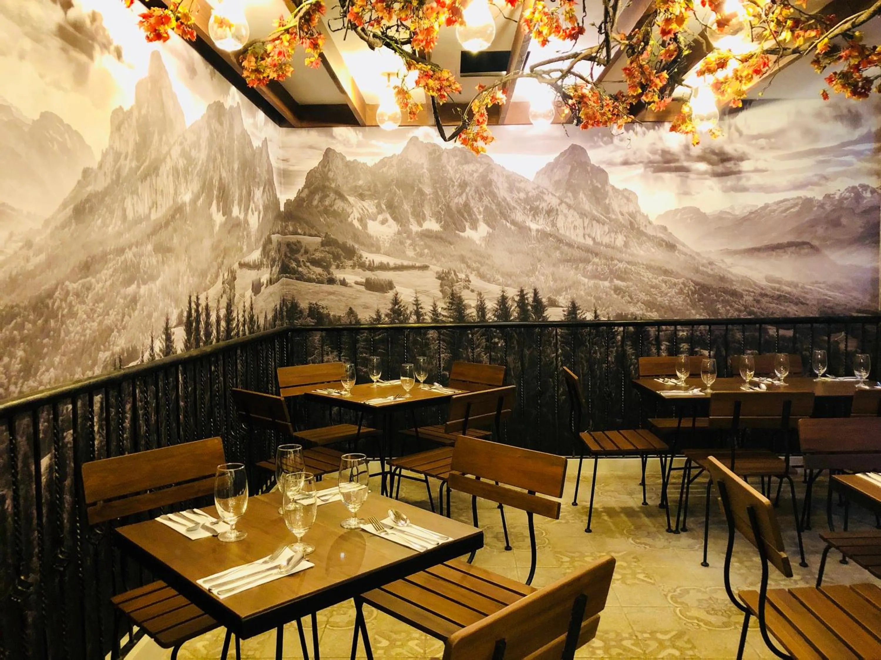 Restaurant/places to eat in Golden Prince Hotel & Suites