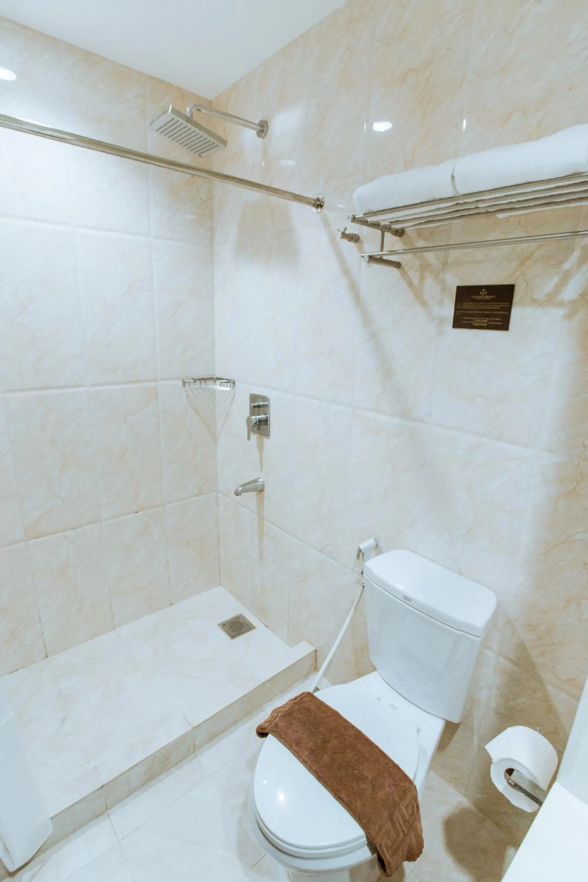 Shower in Golden Prince Hotel & Suites