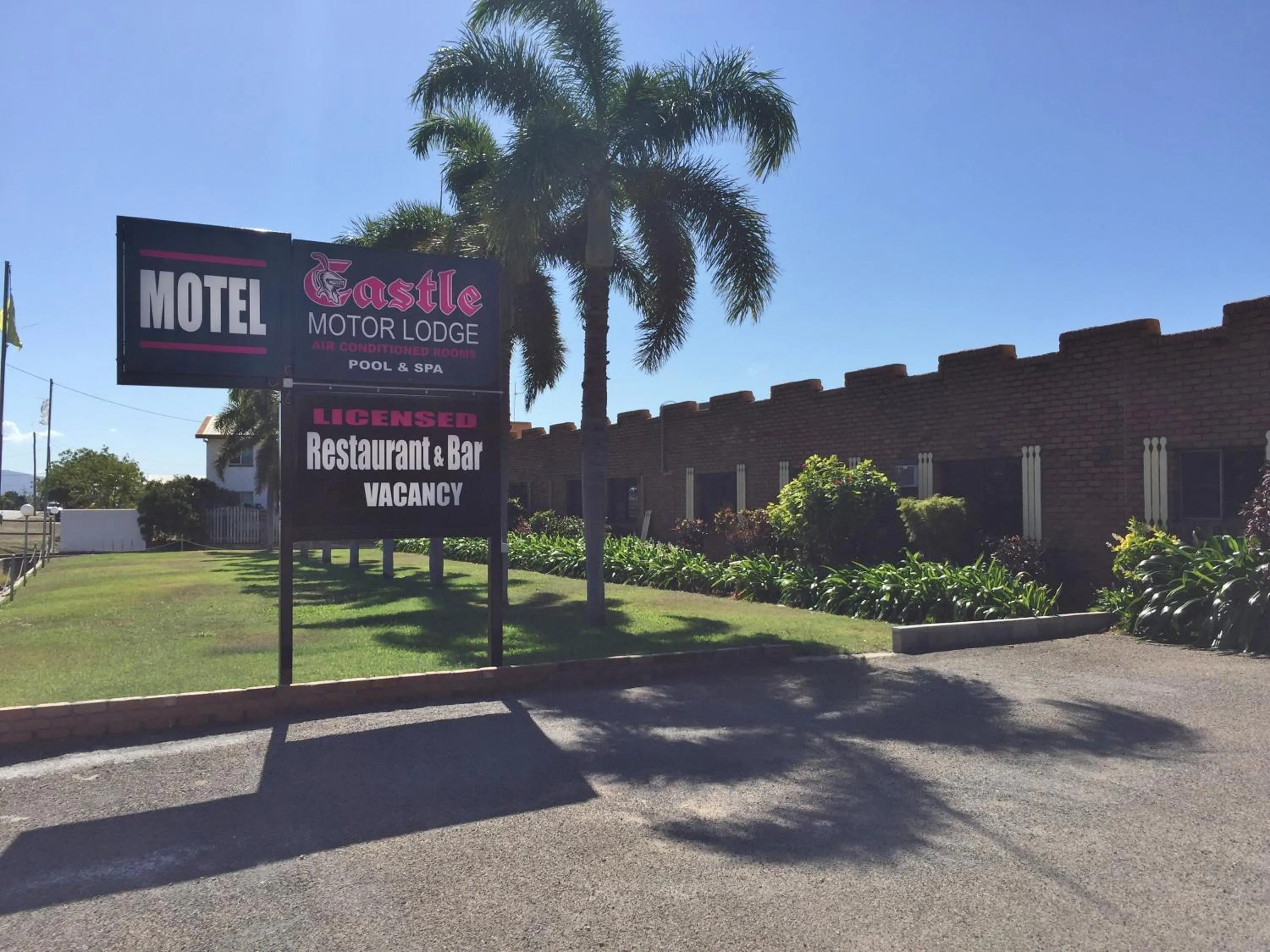 Property building in Castle Motor Lodge