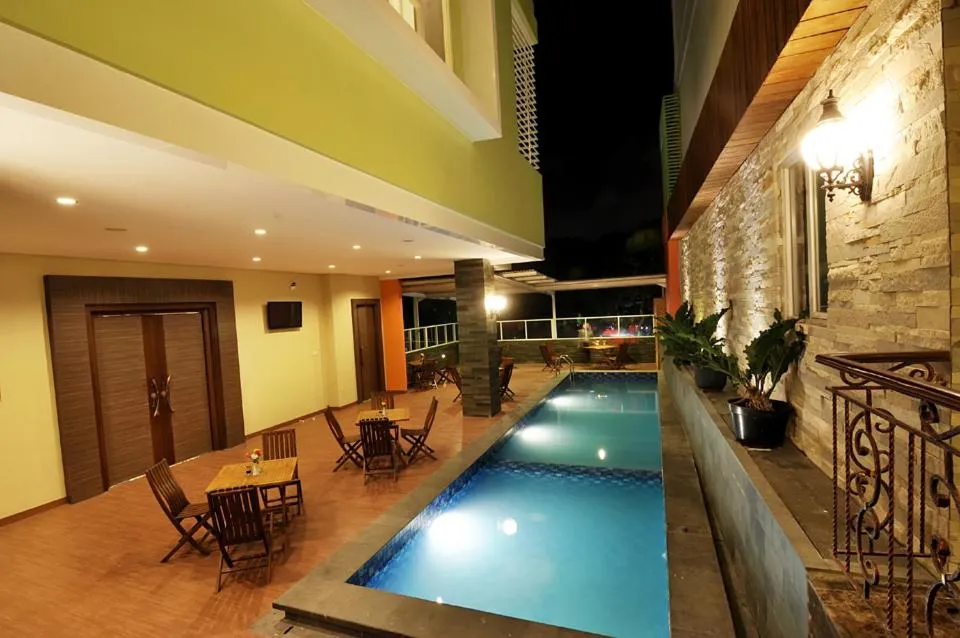 Swimming pool in Pose In Hotel Solo