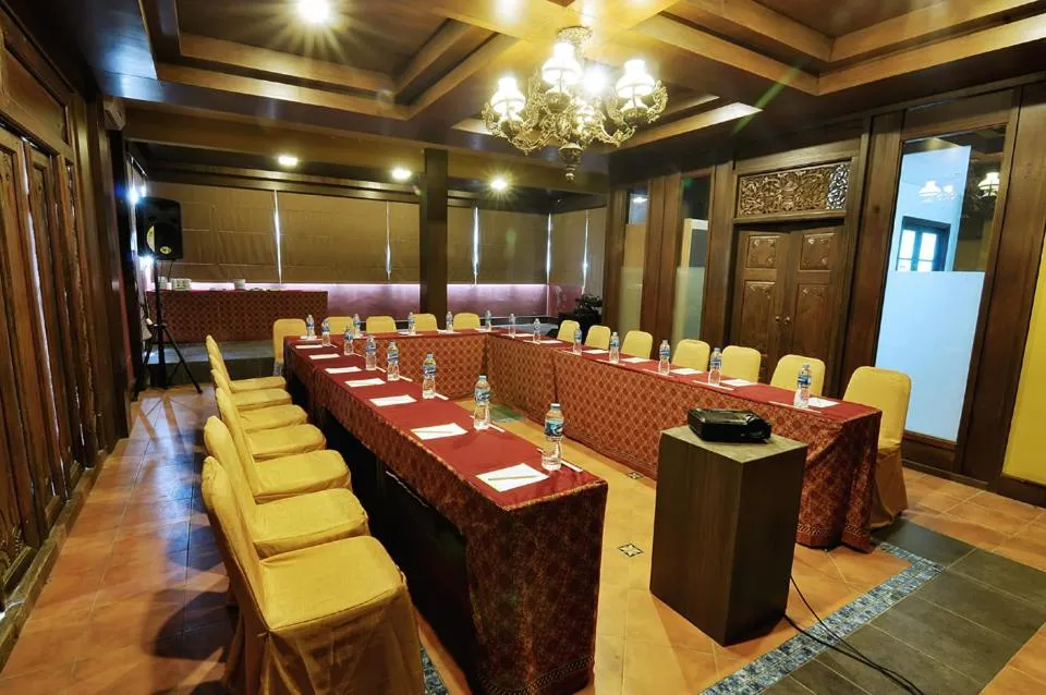 Banquet/Function facilities in Pose In Hotel Solo