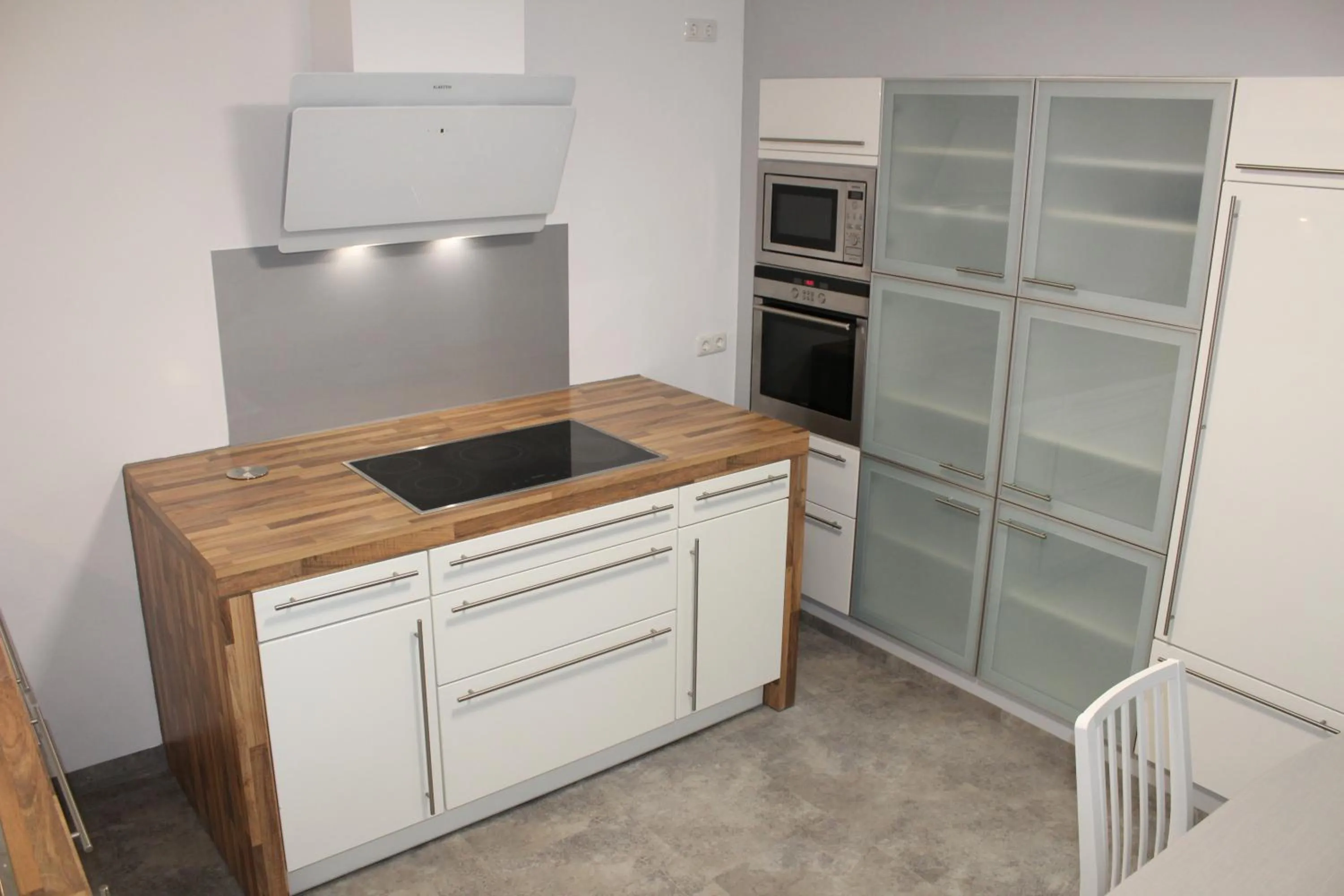 Kitchen or kitchenette in Monteurwohnung Ferienwohnung Rose in Isenbüttel Nähe Gifhorn, Wolfsburg, Braunschweig