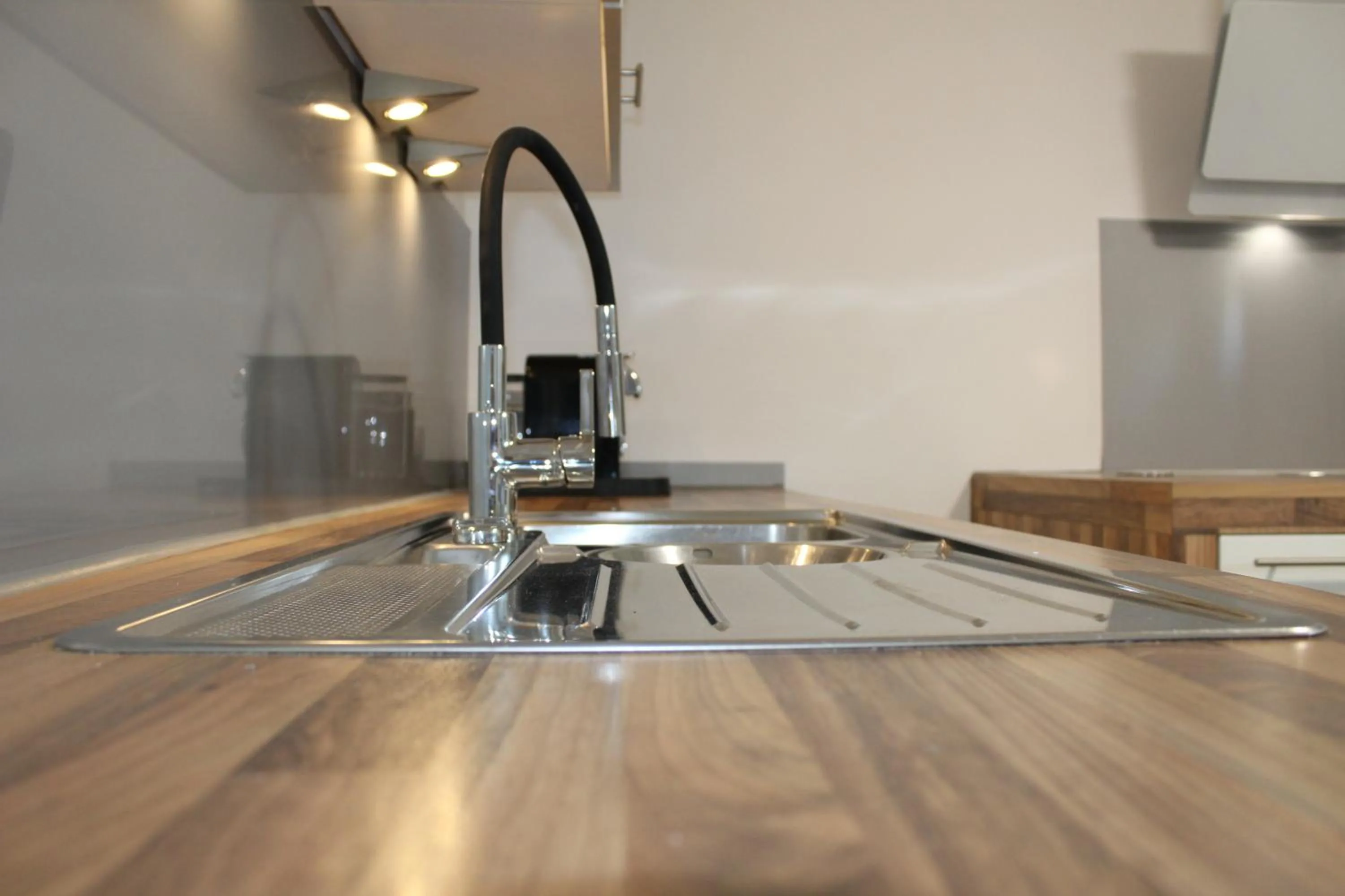 Kitchen or kitchenette in Monteurwohnung Ferienwohnung Rose in Isenbüttel Nähe Gifhorn, Wolfsburg, Braunschweig