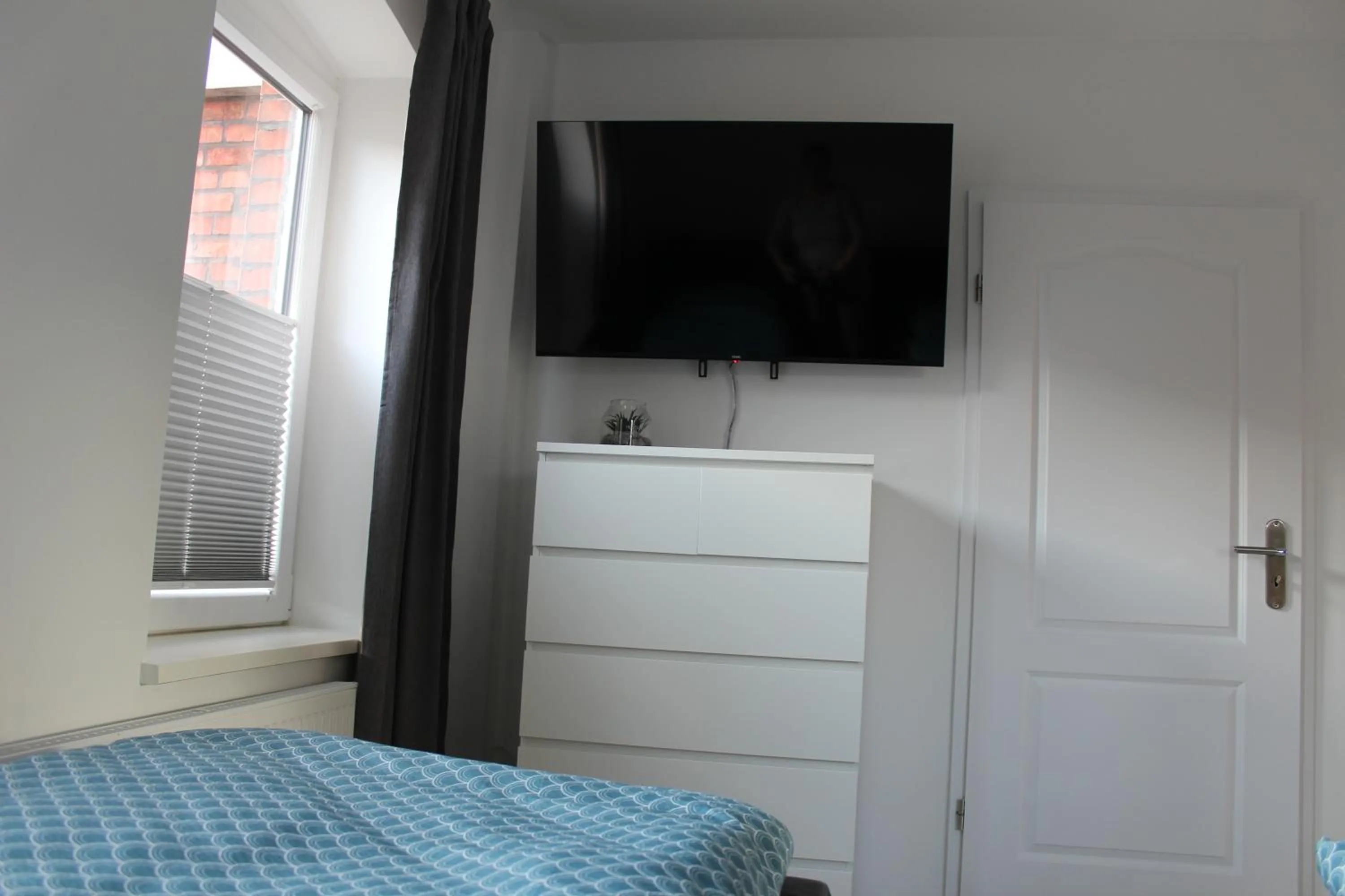 TV and multimedia, Bed in Monteurwohnung Ferienwohnung Rose in Isenbüttel Nähe Gifhorn, Wolfsburg, Braunschweig