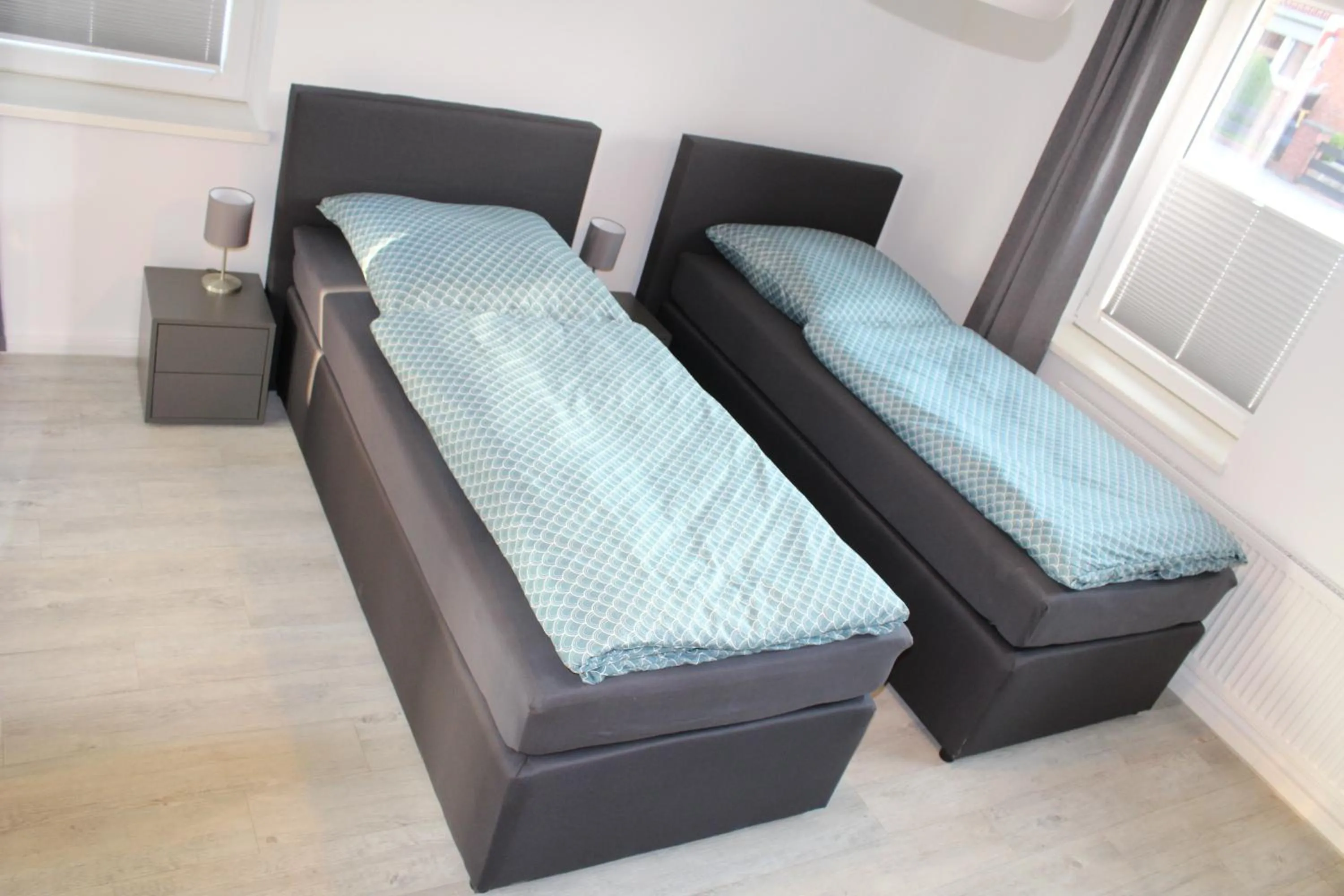 Bedroom, Bed in Monteurwohnung Ferienwohnung Rose in Isenbüttel Nähe Gifhorn, Wolfsburg, Braunschweig