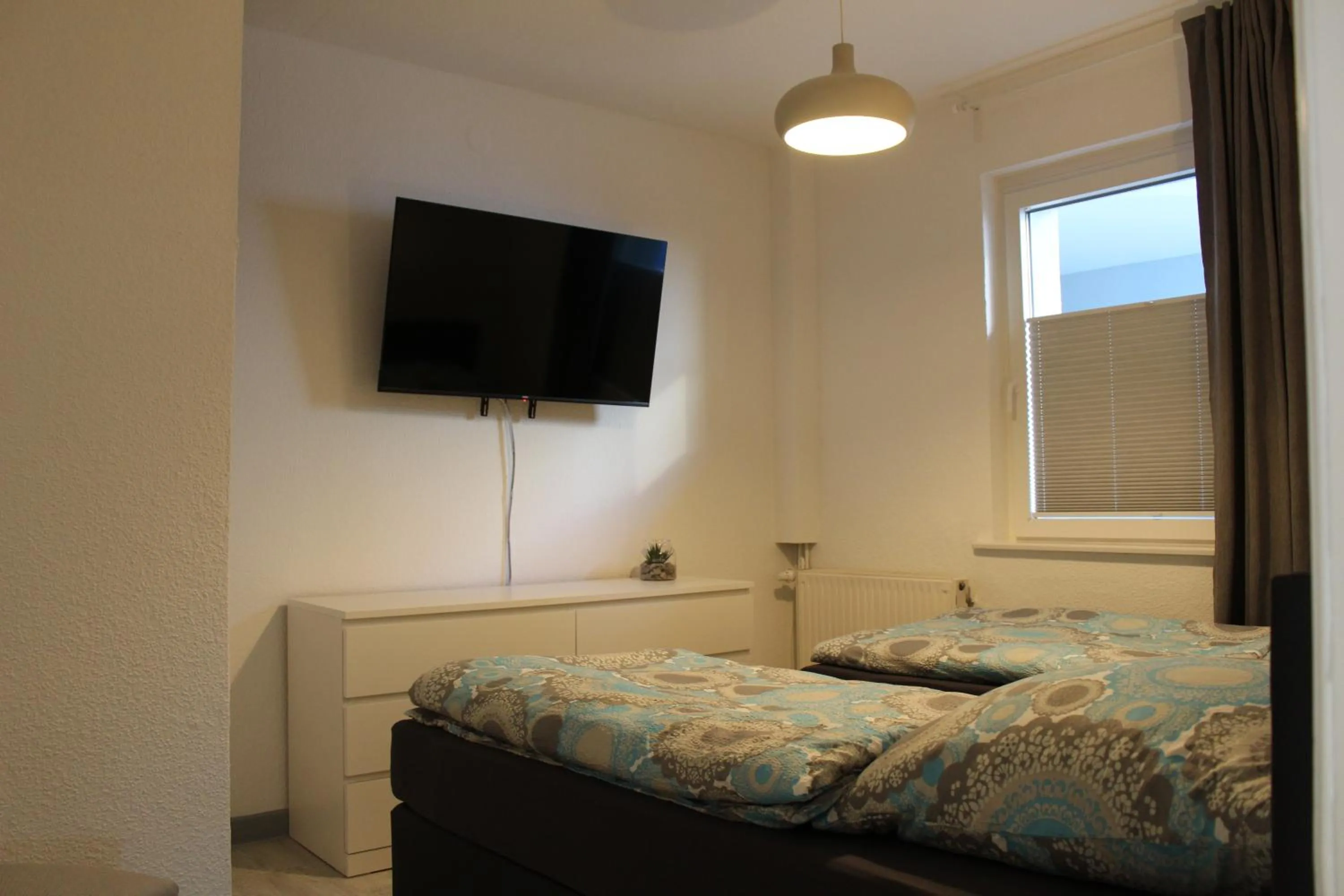 TV and multimedia, Bed in Monteurwohnung Ferienwohnung Rose in Isenbüttel Nähe Gifhorn, Wolfsburg, Braunschweig