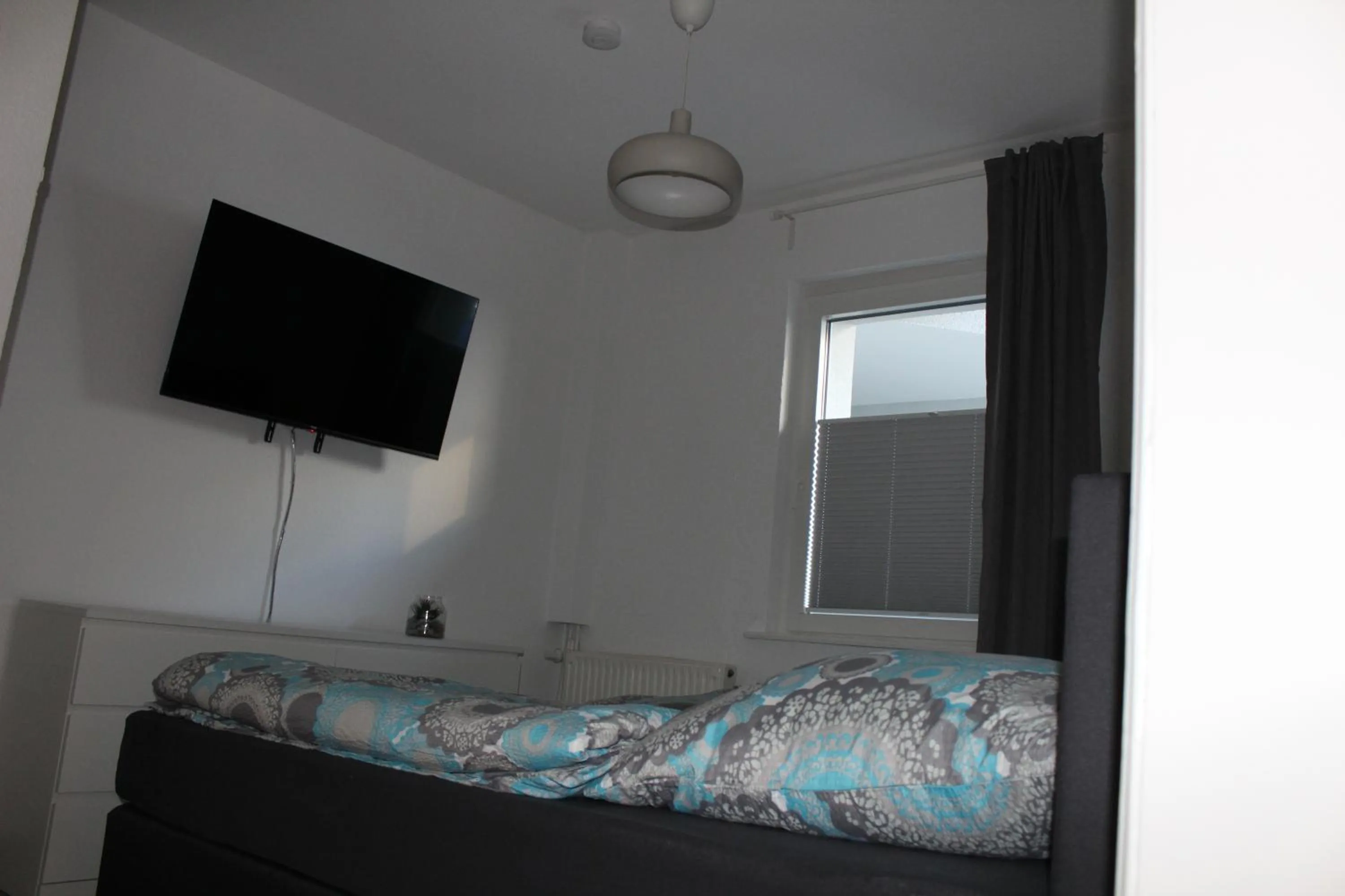 TV and multimedia, Bed in Monteurwohnung Ferienwohnung Rose in Isenbüttel Nähe Gifhorn, Wolfsburg, Braunschweig