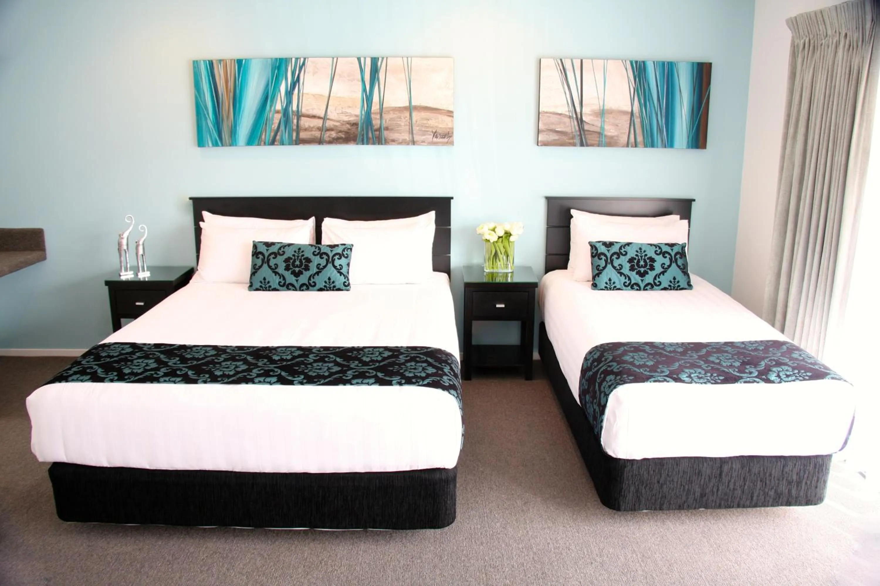 Photo of the whole room, Bed in Camelot On Ulster