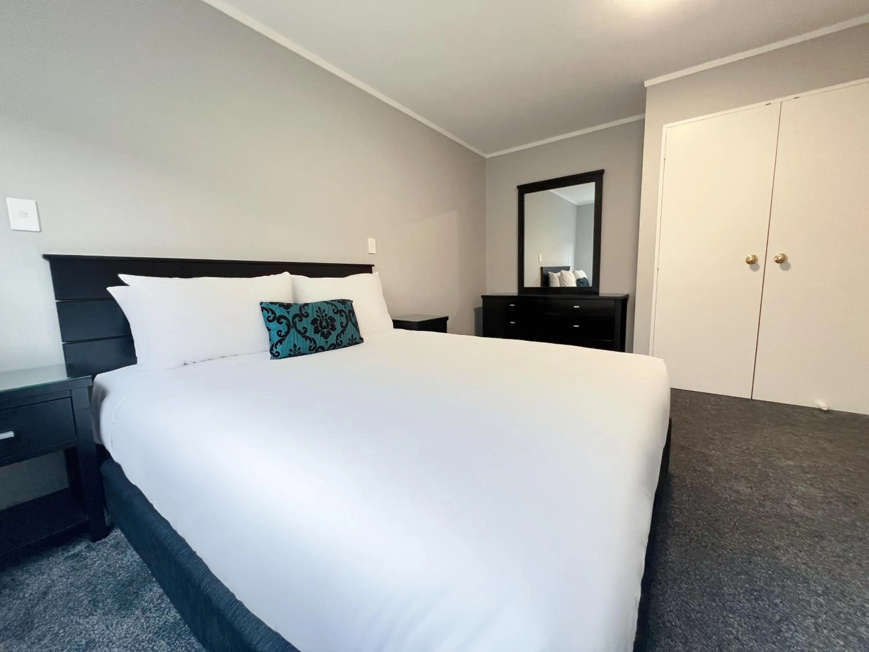 Bedroom, Bed in Camelot On Ulster