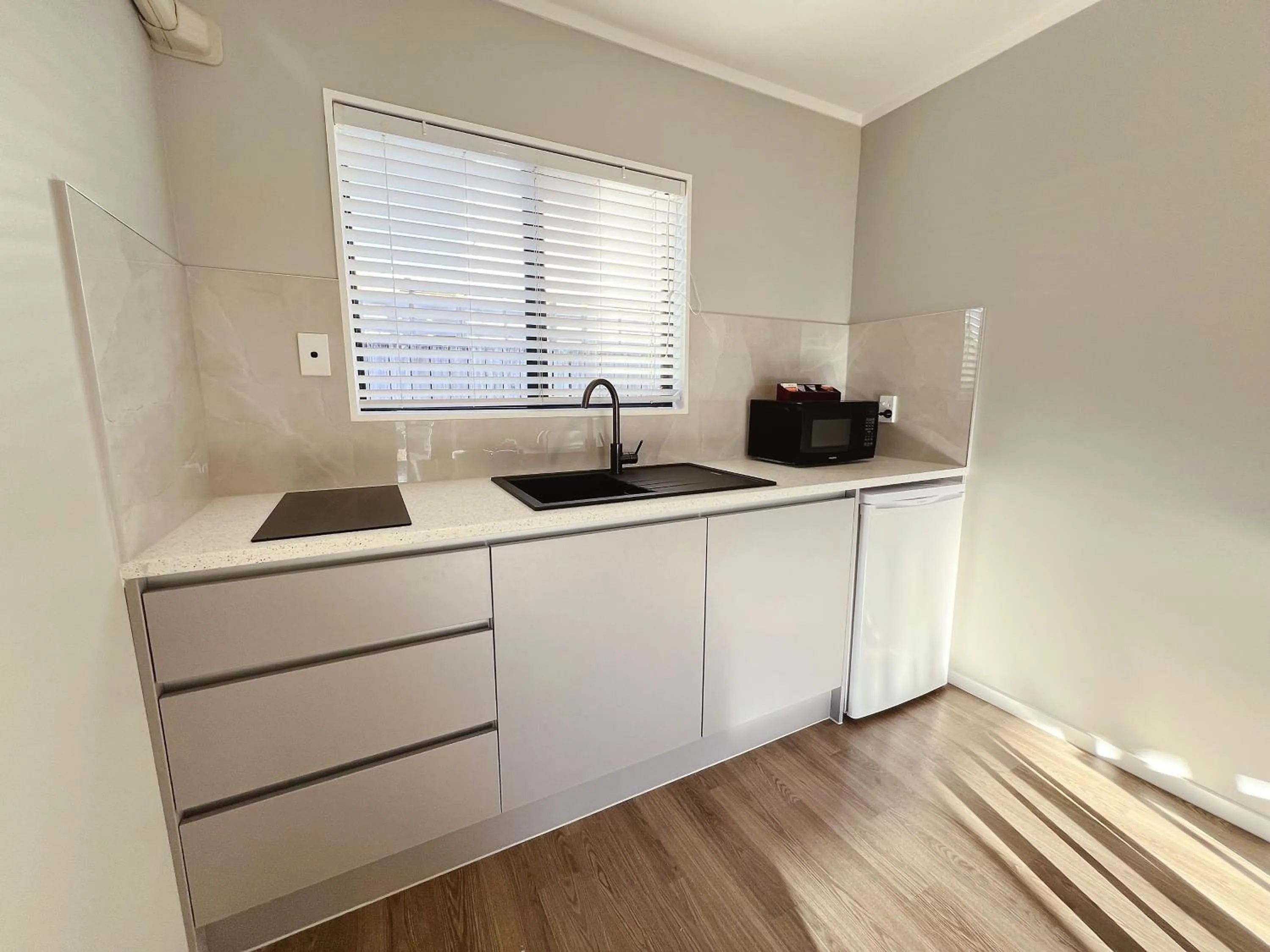 Kitchen or kitchenette in Camelot On Ulster