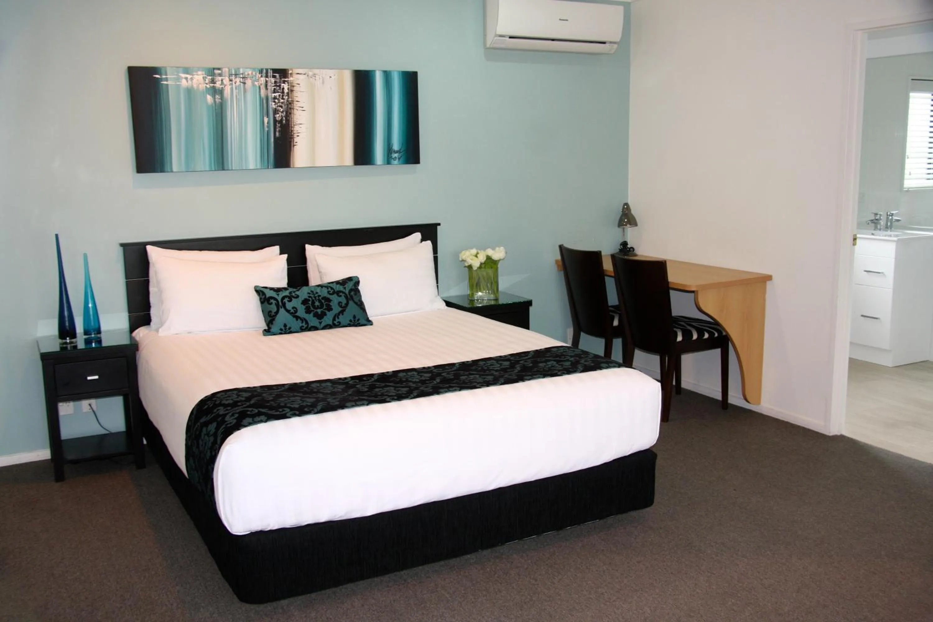 Photo of the whole room, Bed in Camelot On Ulster