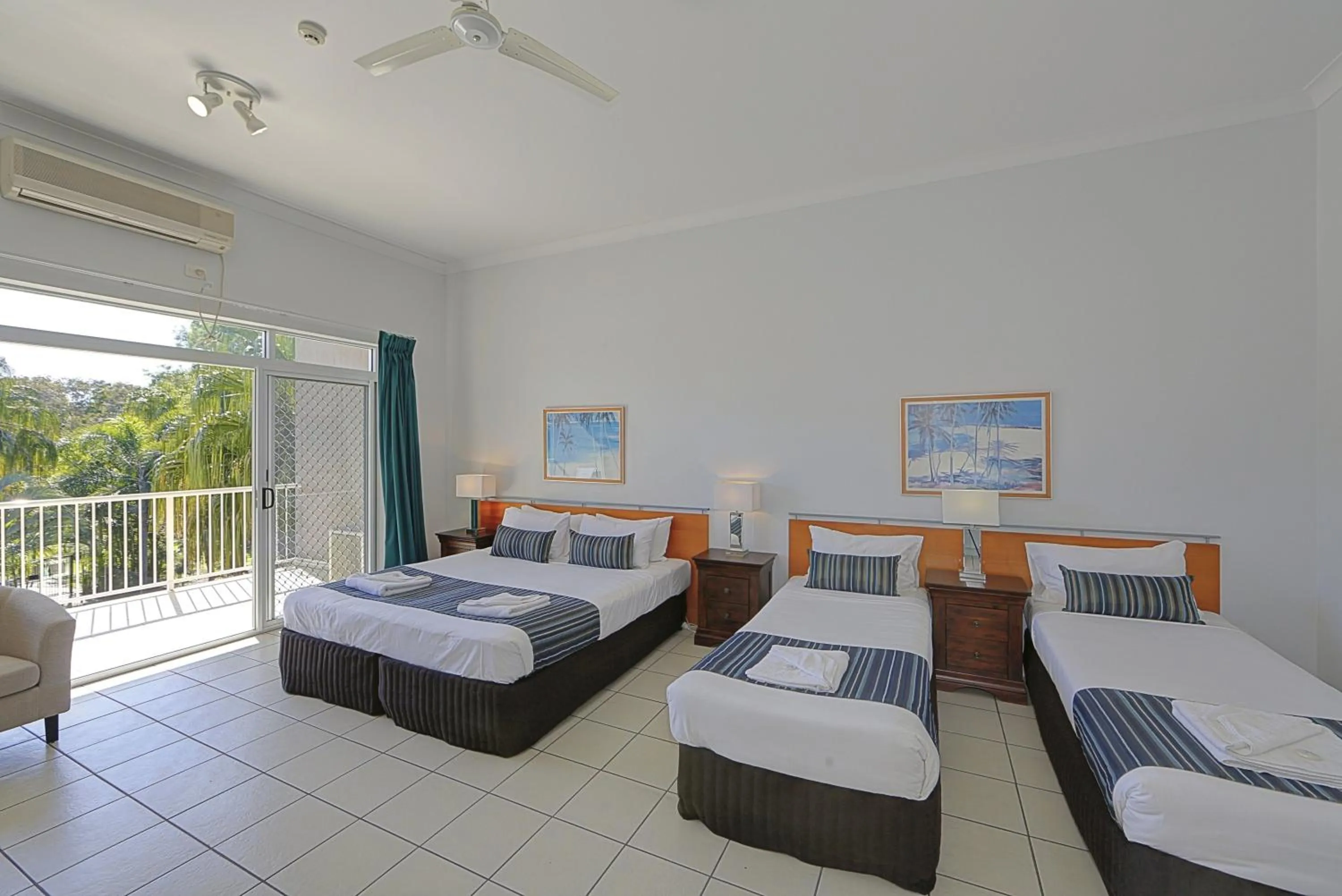 Photo of the whole room, Bed in Sandcastles 1770 Motel & Resort