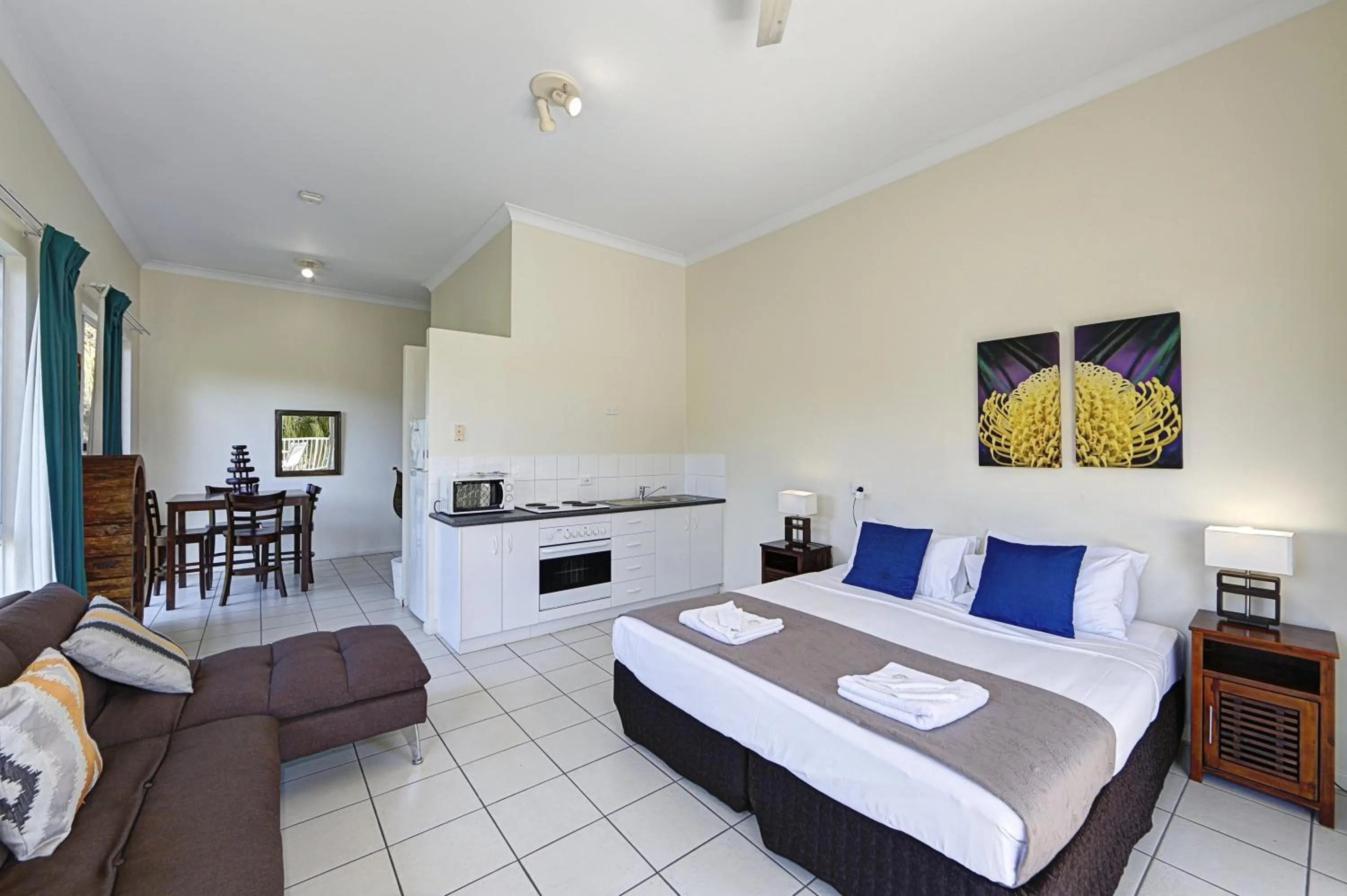 Bedroom, Bed in Sandcastles 1770 Motel & Resort