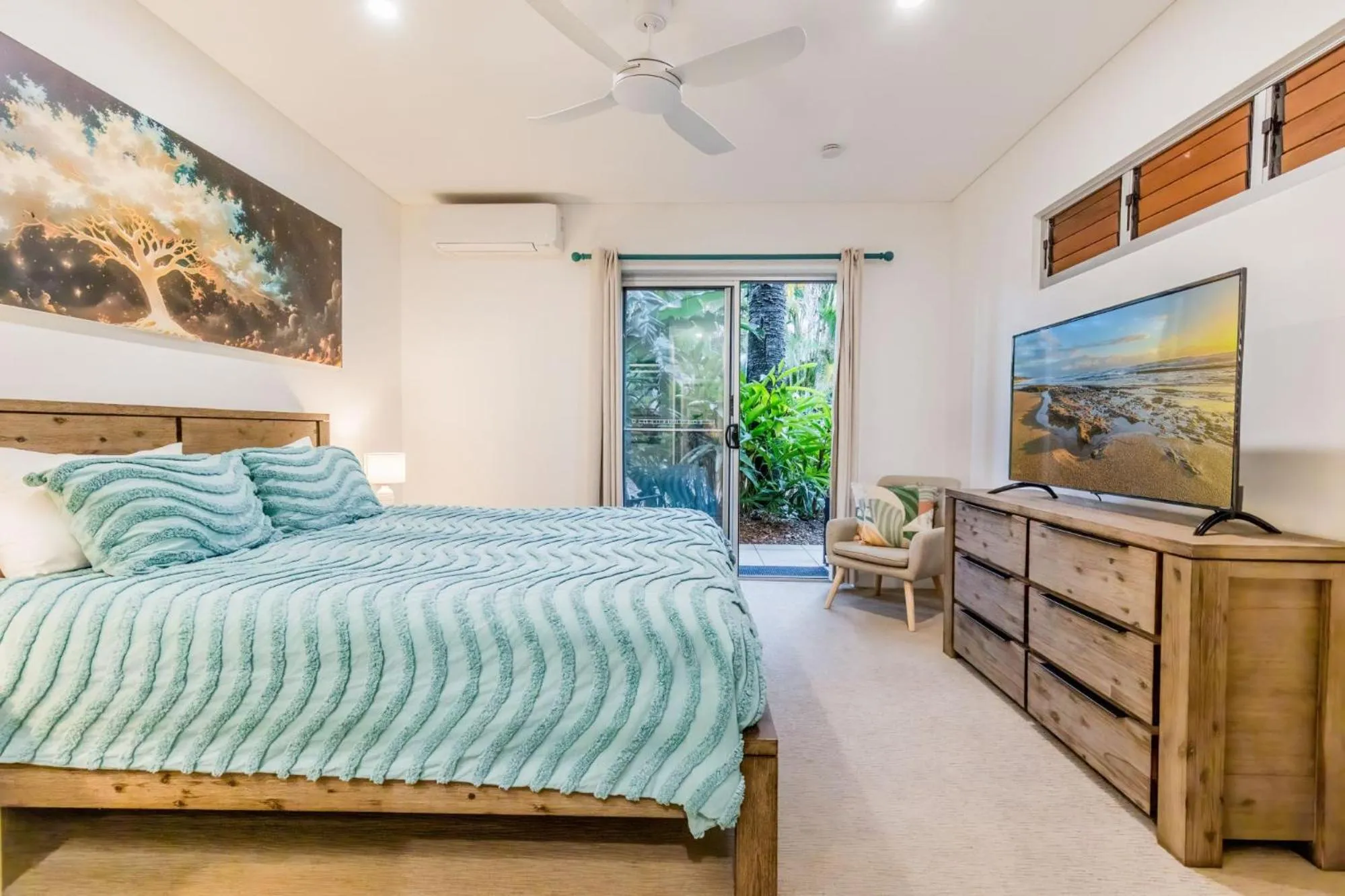 Bed in Sandcastles 1770 Motel & Resort