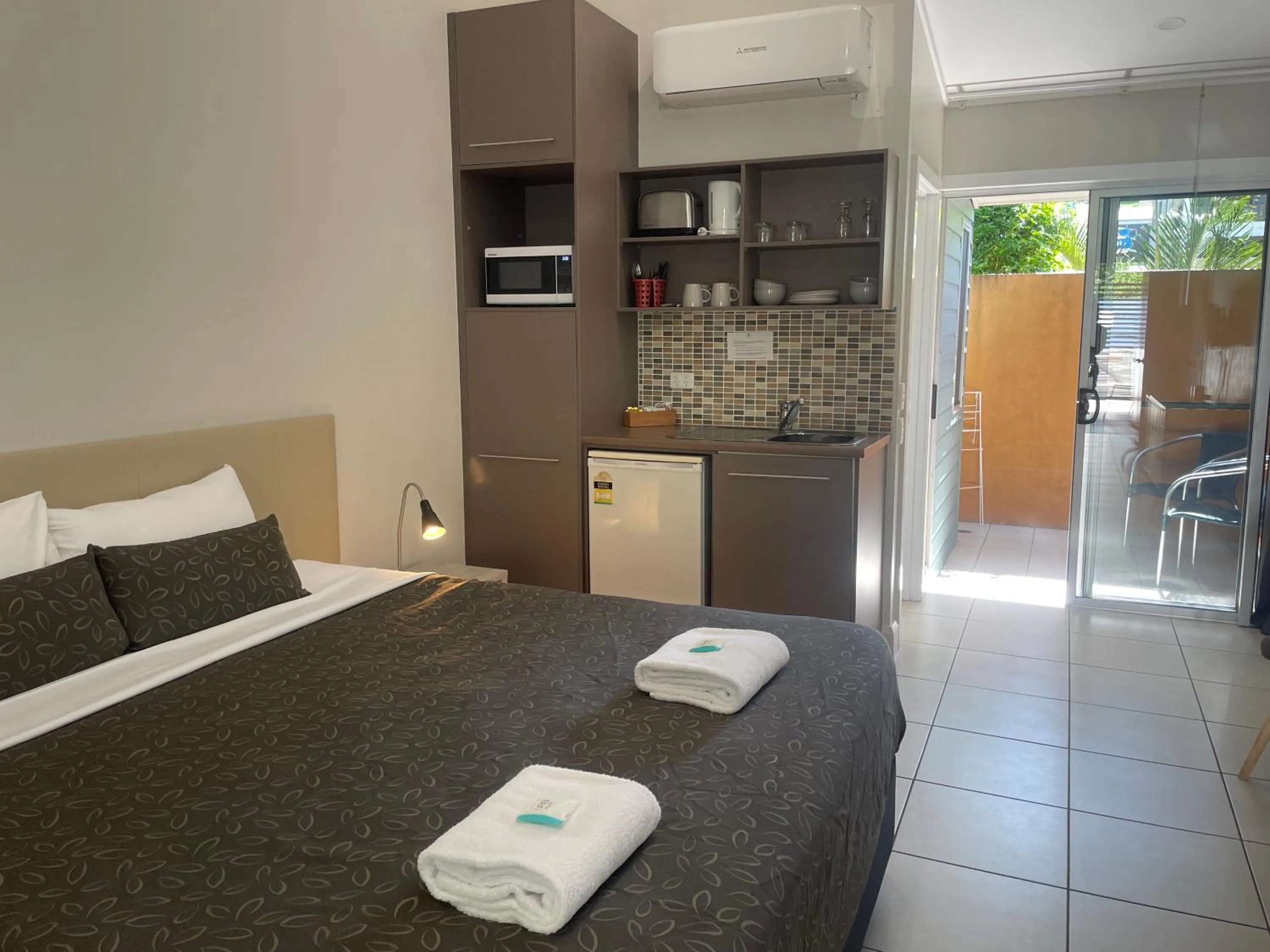 Kitchen or kitchenette, Bed in Sandcastles 1770 Motel & Resort