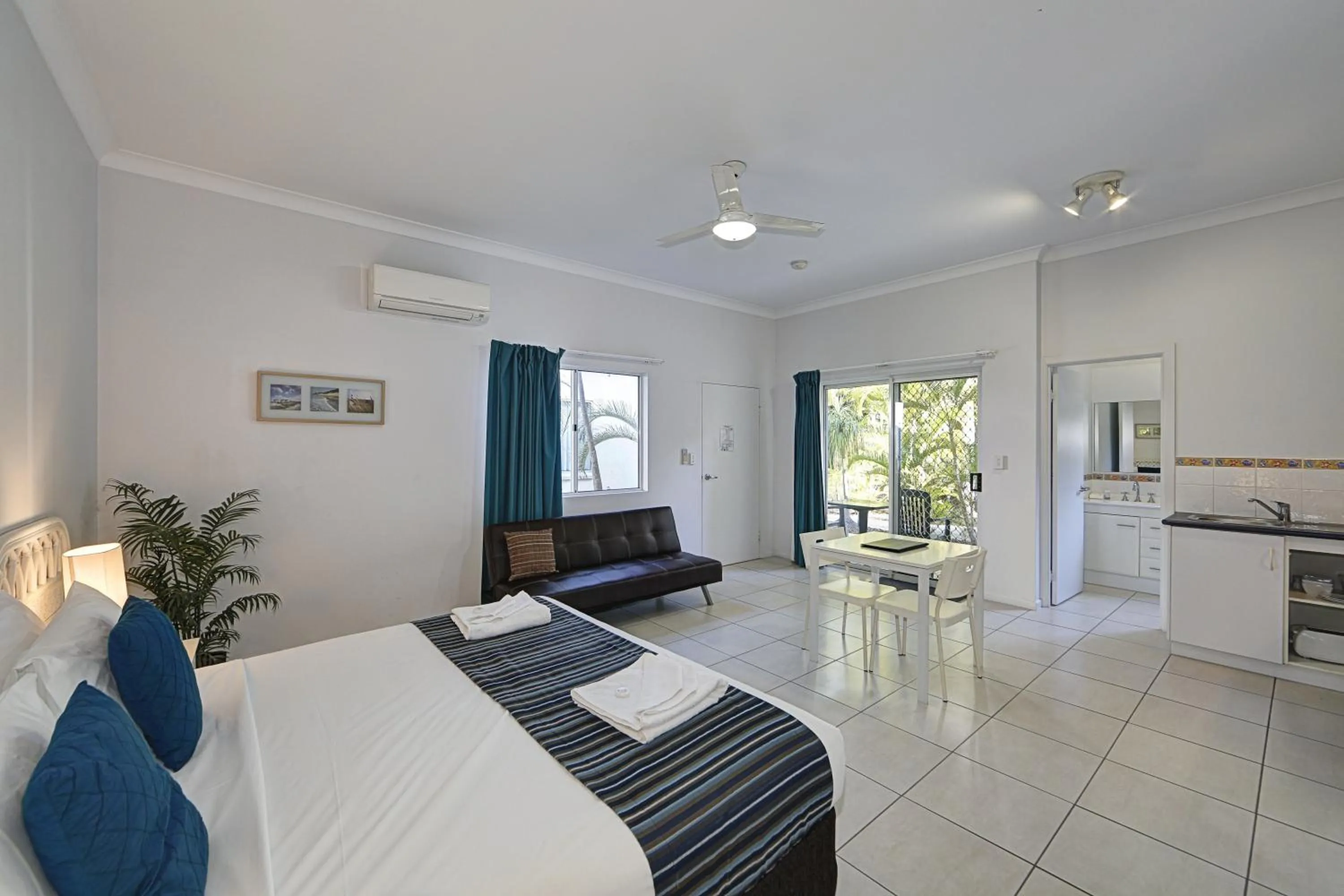 Bathroom, Bed in Sandcastles 1770 Motel & Resort