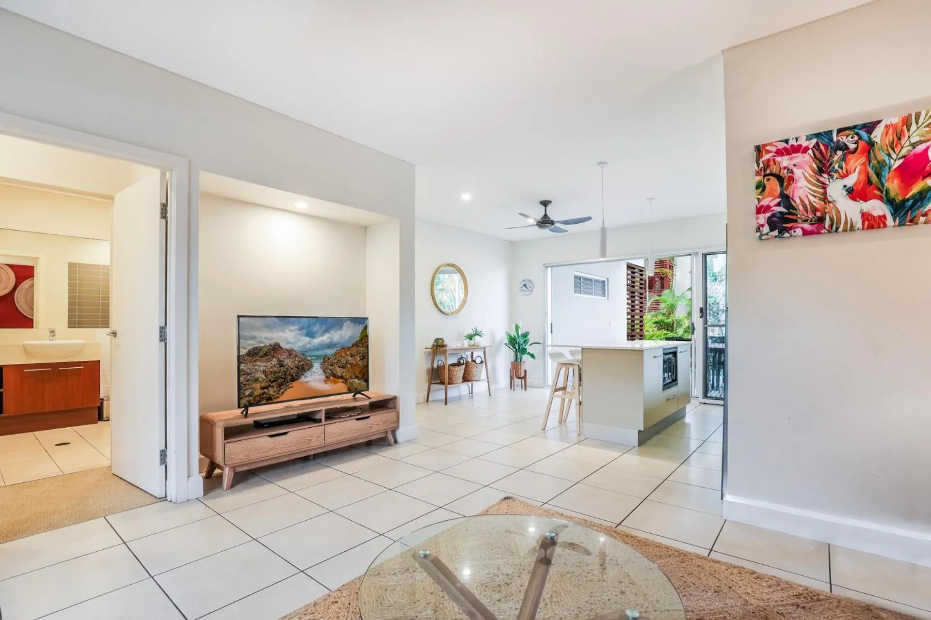 TV and multimedia, Bed in Sandcastles 1770 Motel & Resort