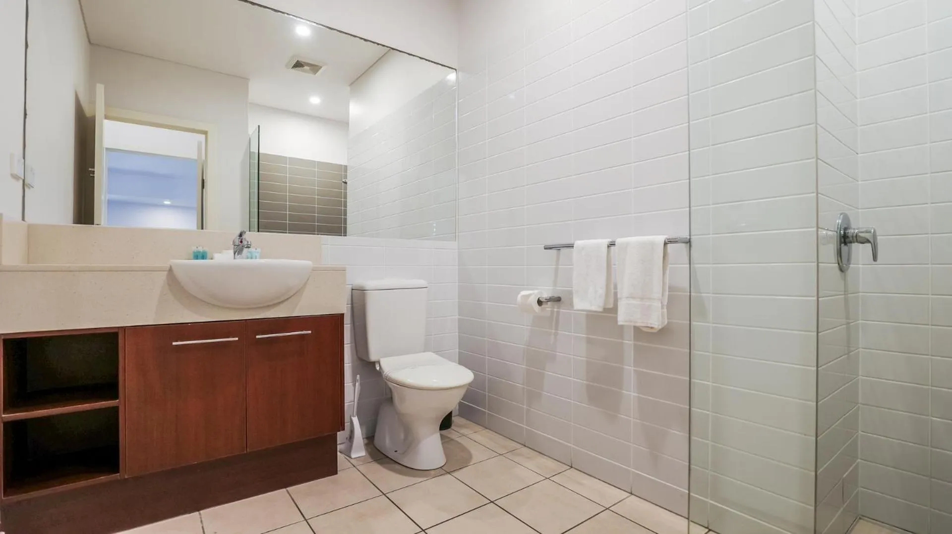 Bathroom in Sandcastles 1770 Motel & Resort