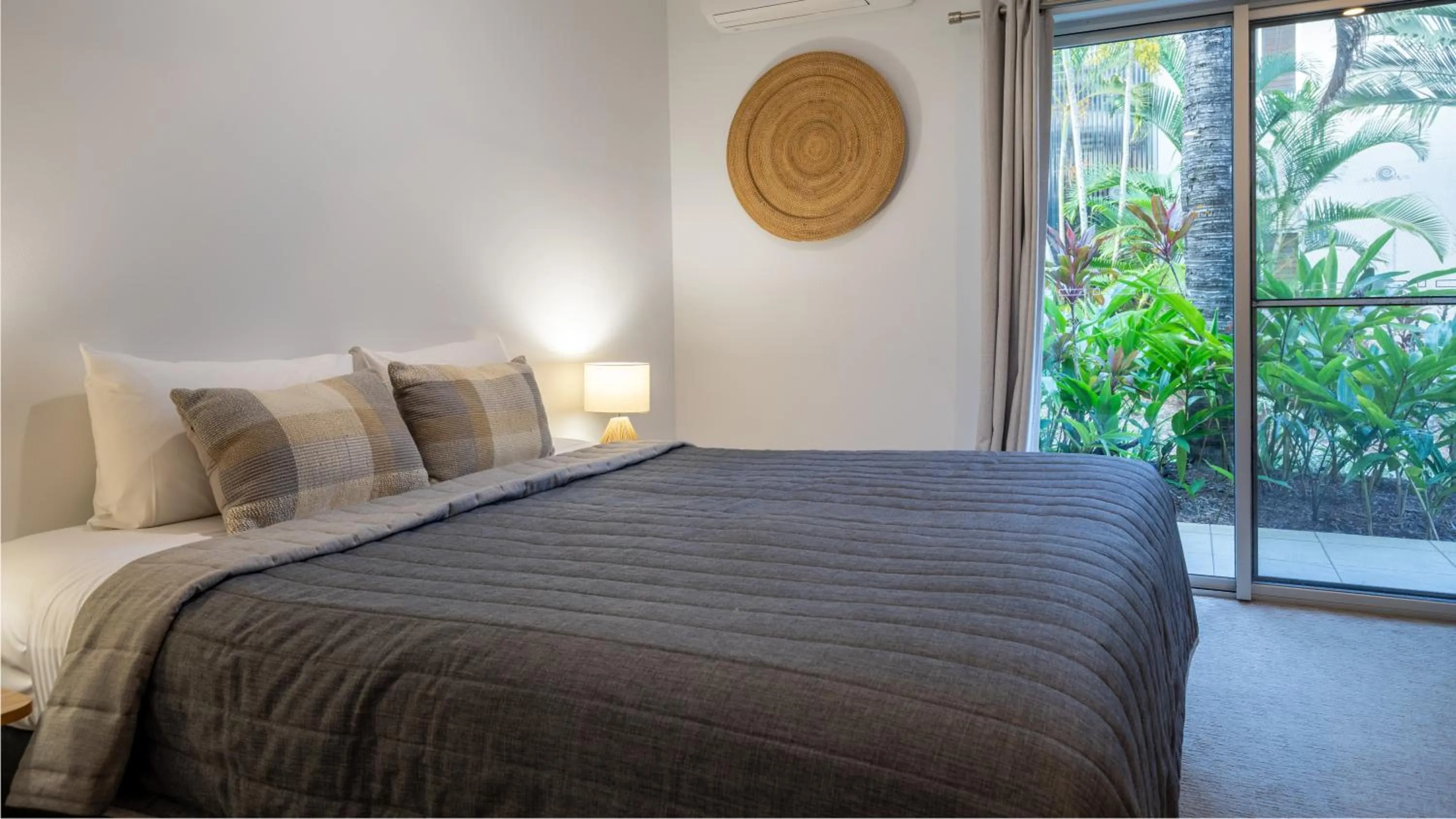 Bed in Sandcastles 1770 Motel & Resort