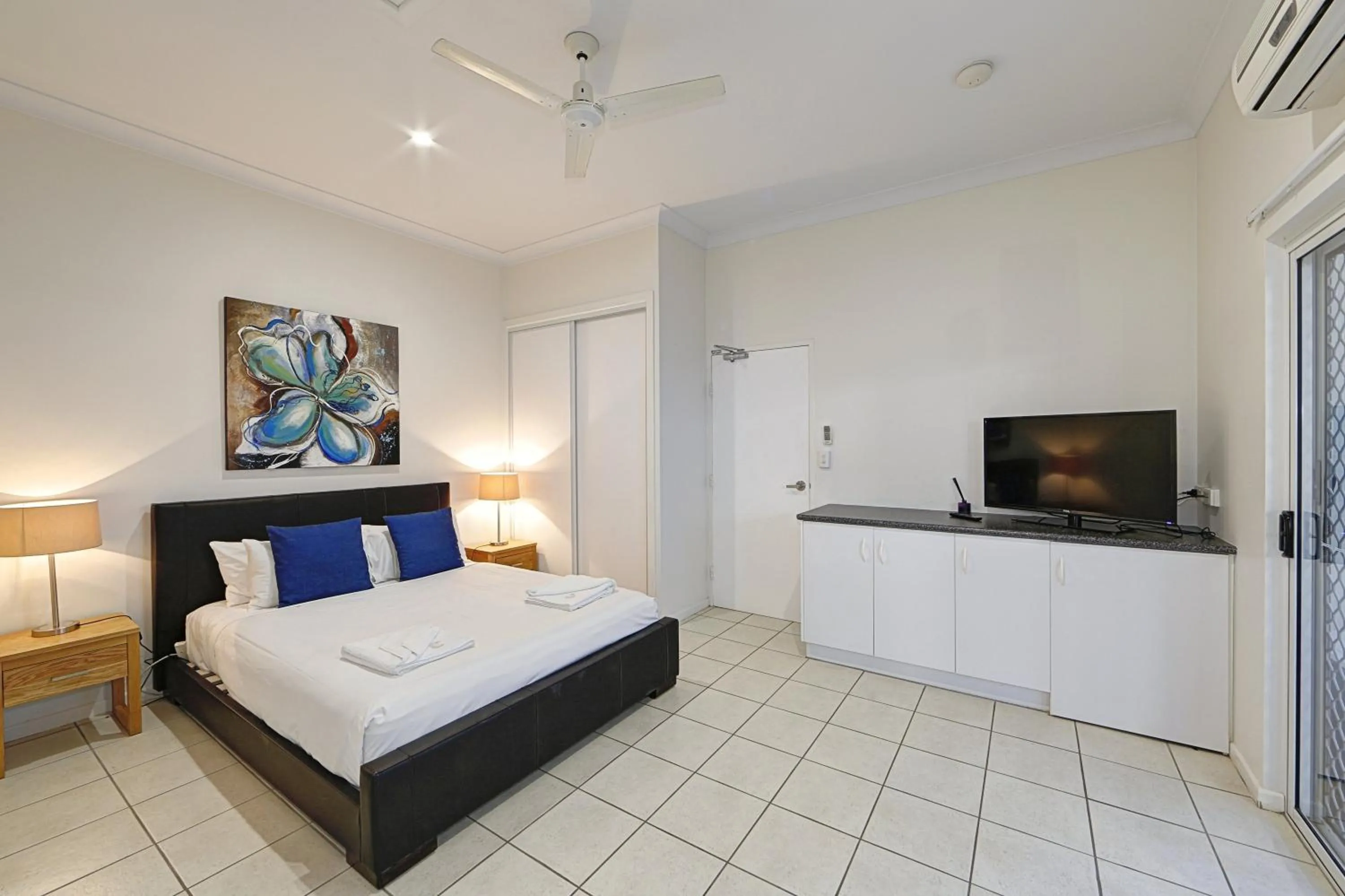 Bedroom, Bed in Sandcastles 1770 Motel & Resort