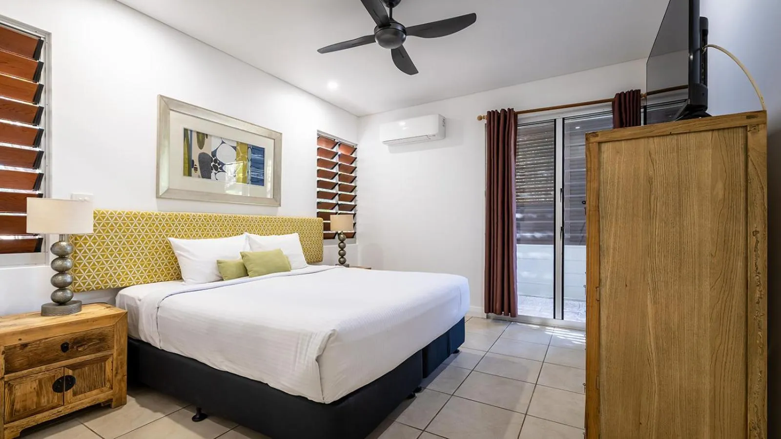 Bed in Sandcastles 1770 Motel & Resort