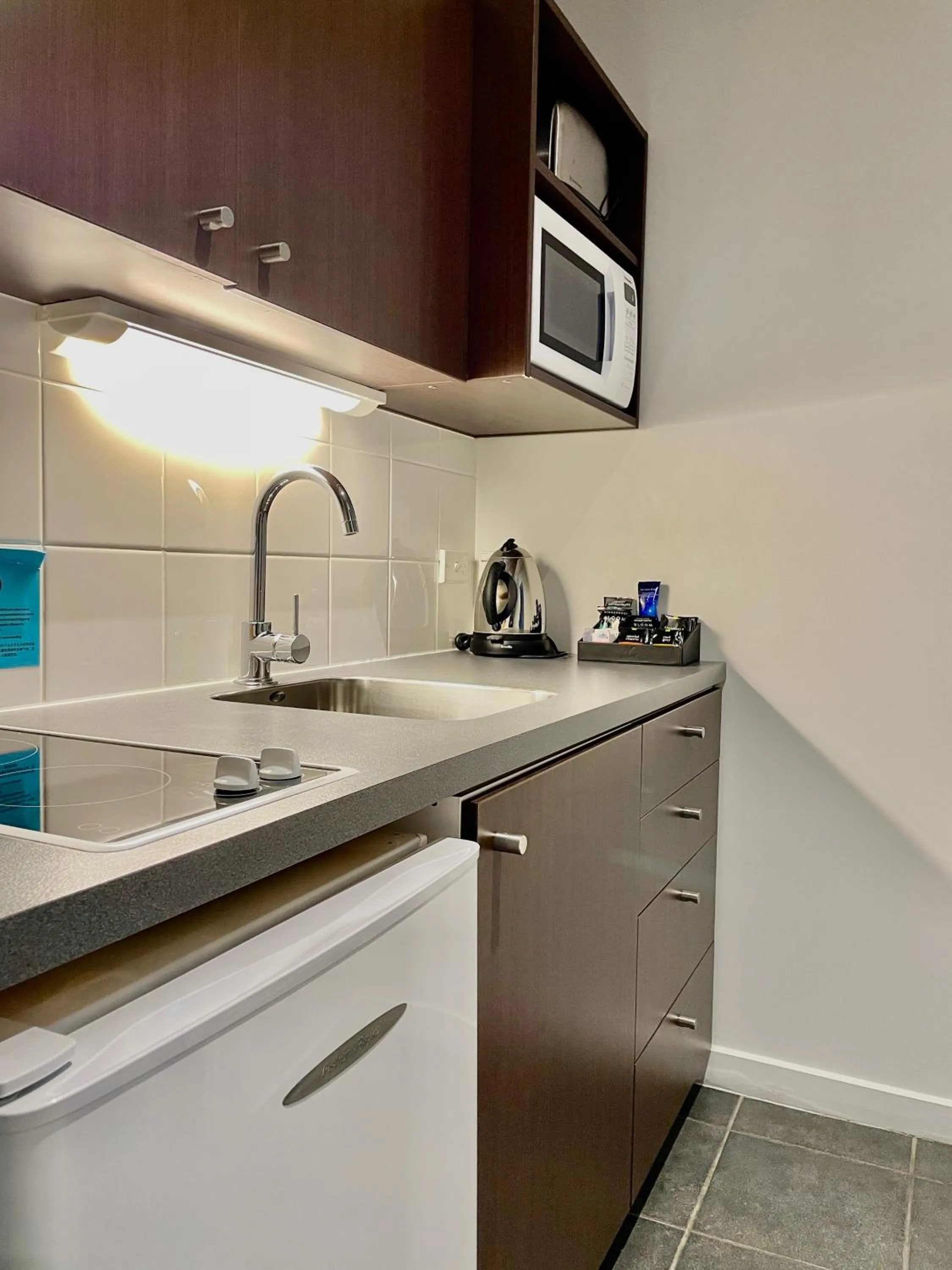 Kitchen or kitchenette in Airport Delta Motel