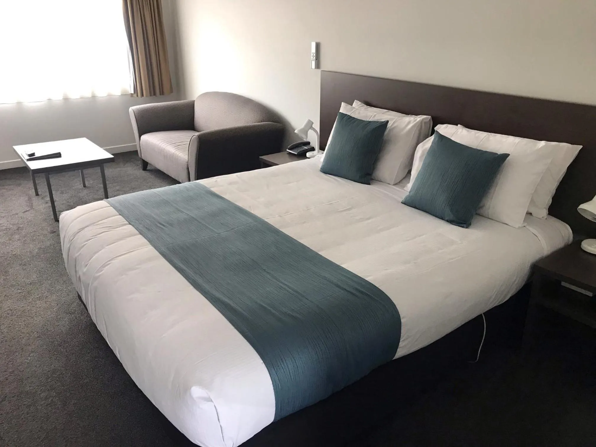 Seating area, Bed in Airport Delta Motel