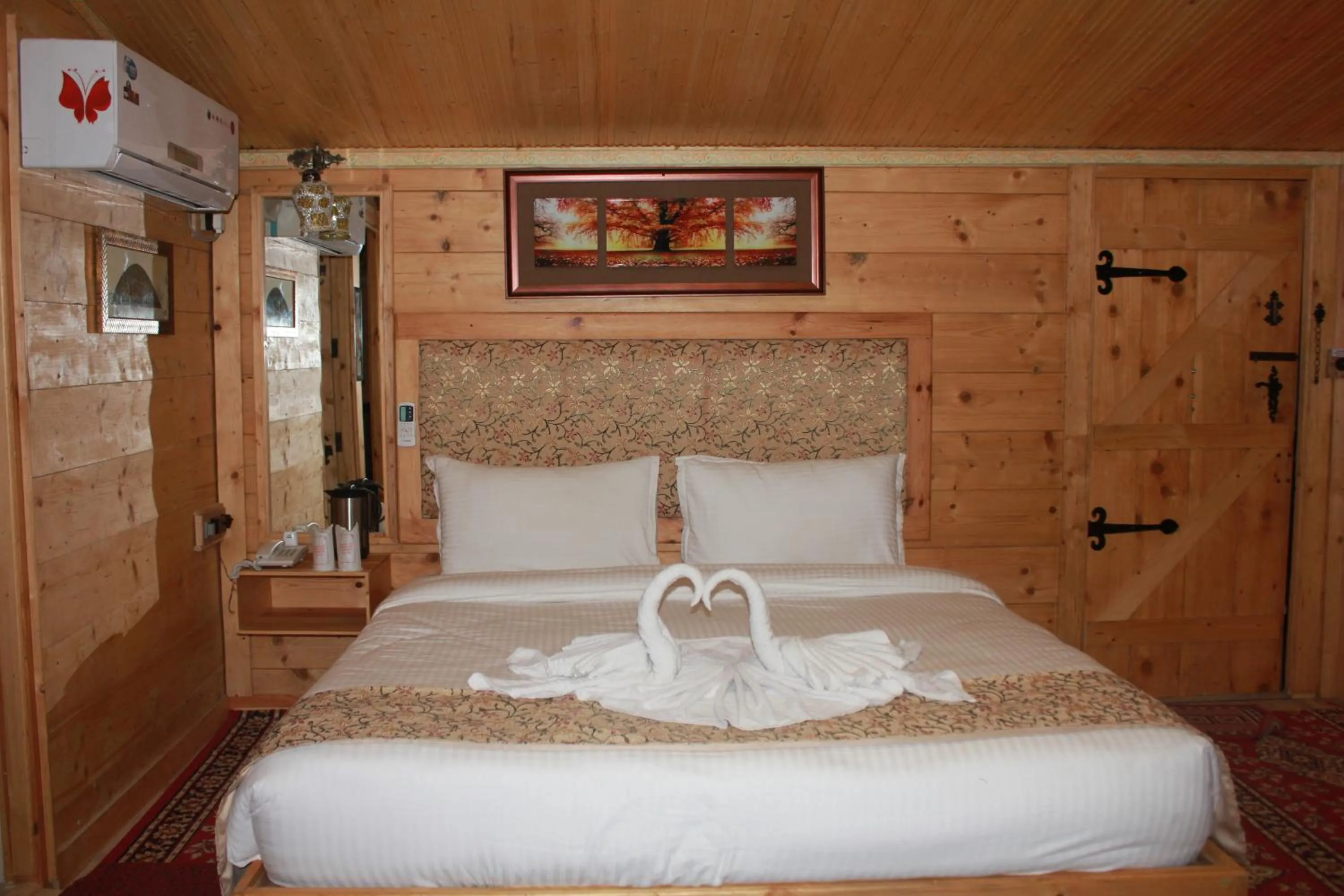 Bed in Snow King Retreat - The Heaven