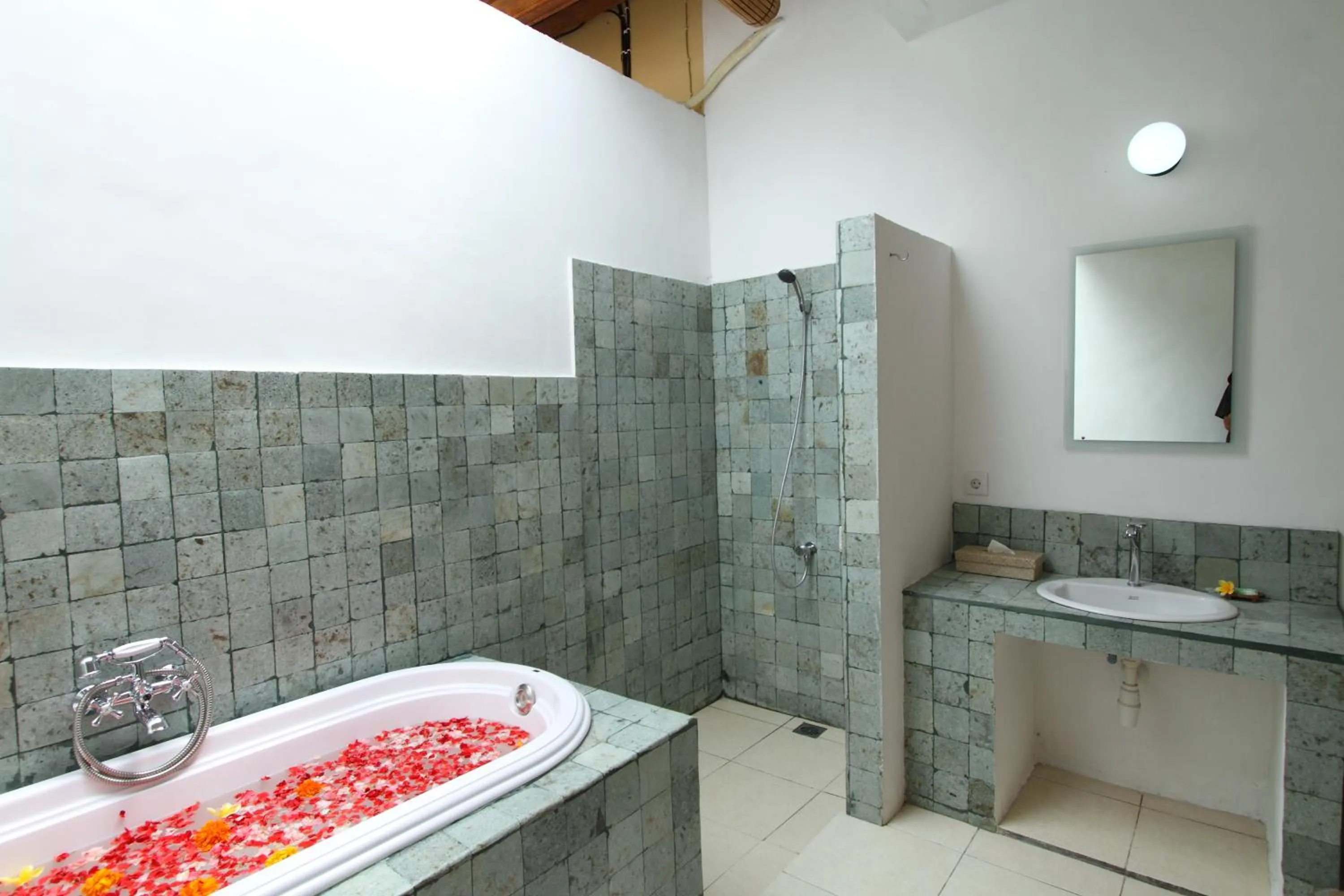 Bathroom in Lembongan Cliff Villas