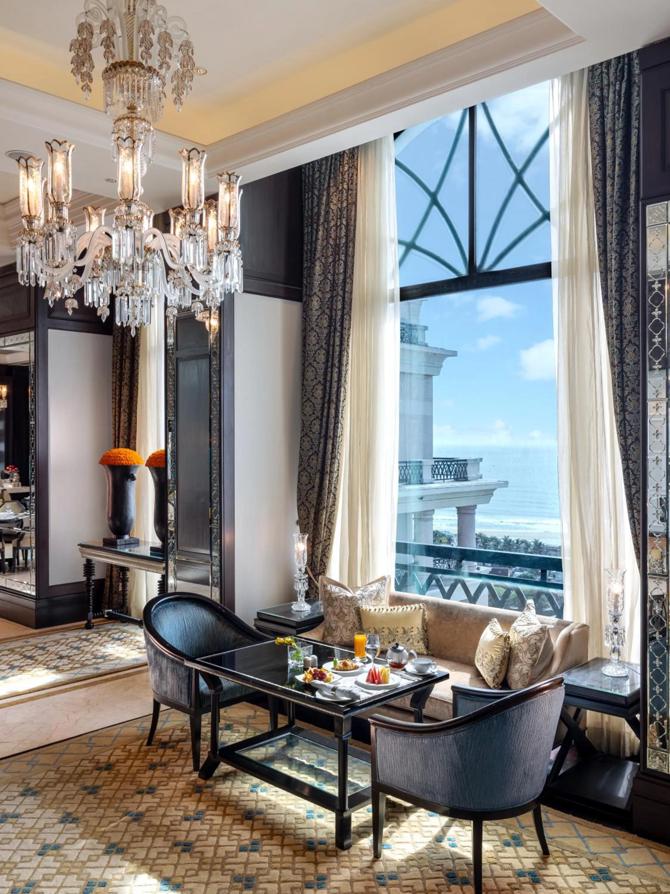 Lounge or bar in The Leela Palace Chennai