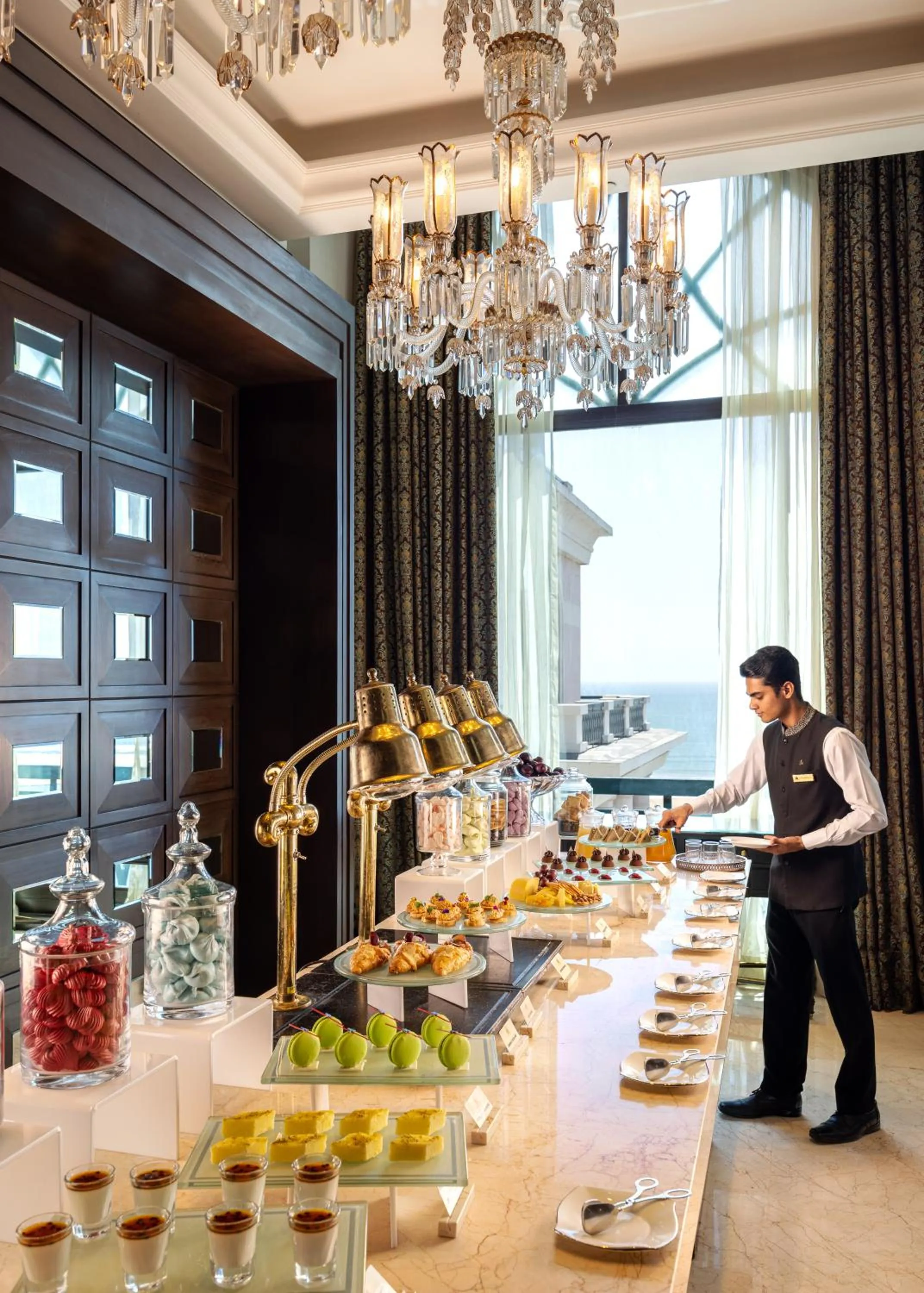 Restaurant/places to eat in The Leela Palace Chennai