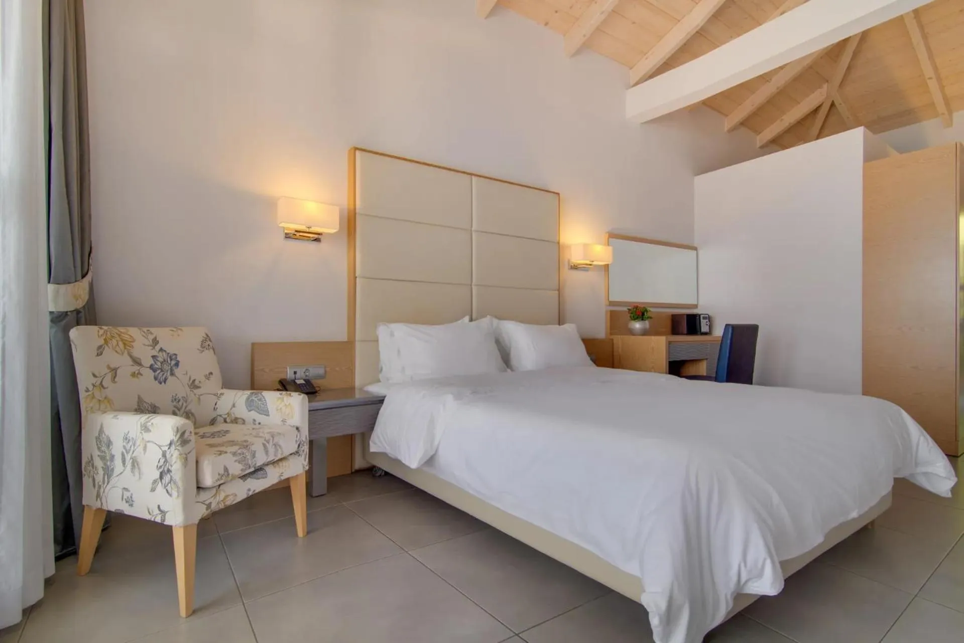 Bedroom, Bed in Valtos Beach Hotel