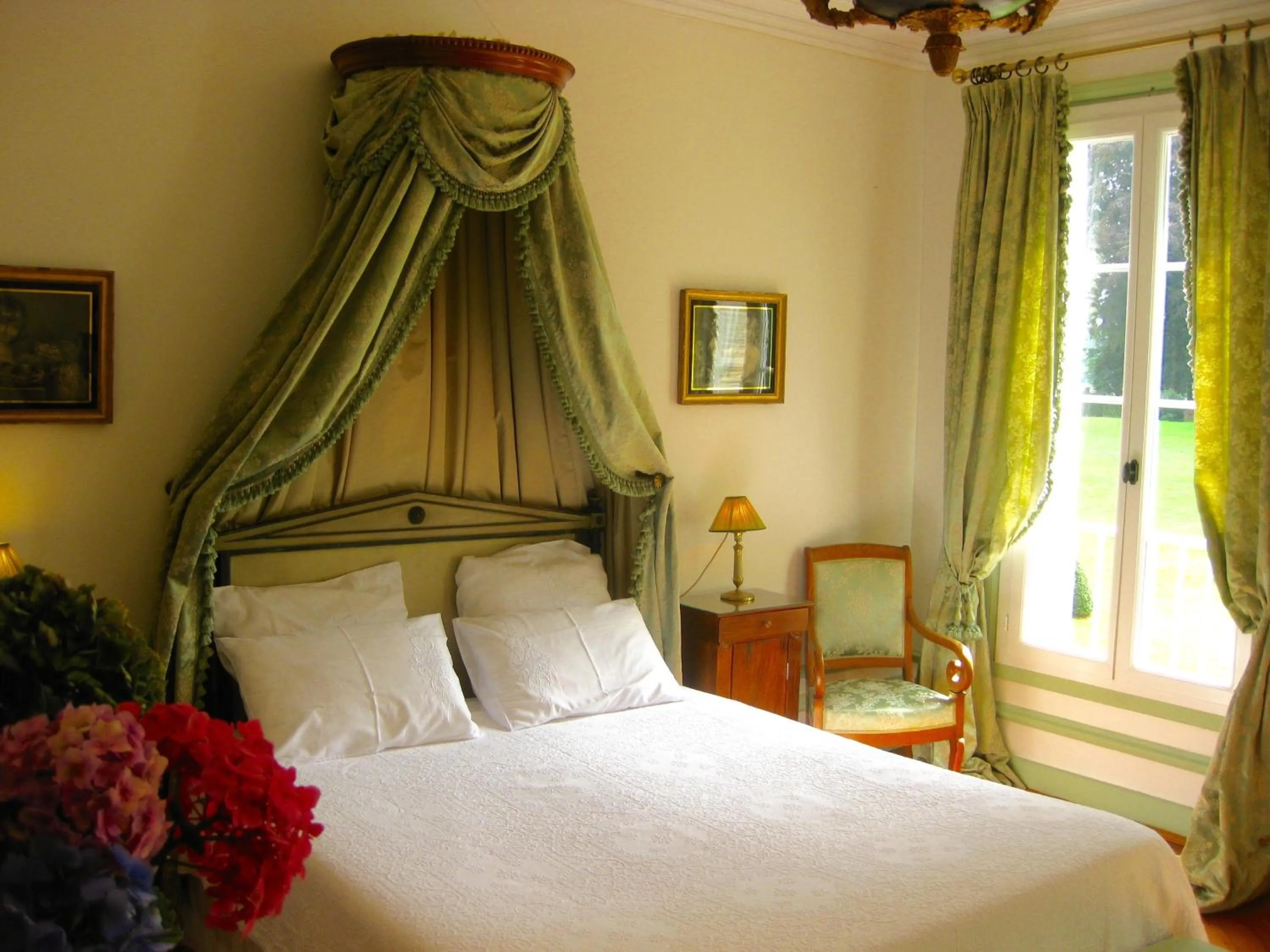 Photo of the whole room, Bed in Château de Cleuville