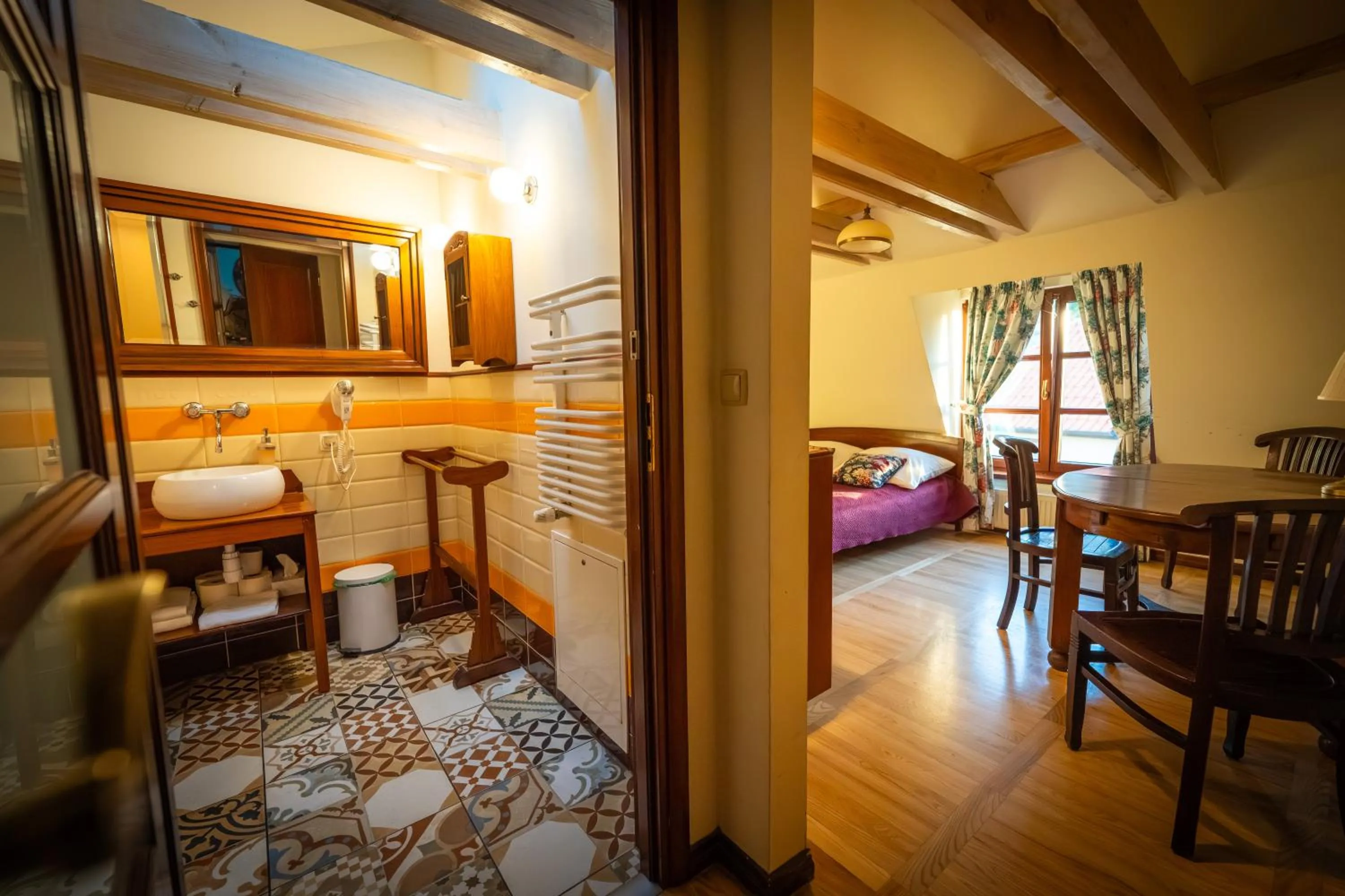 Photo of the whole room, Bed in Agharta