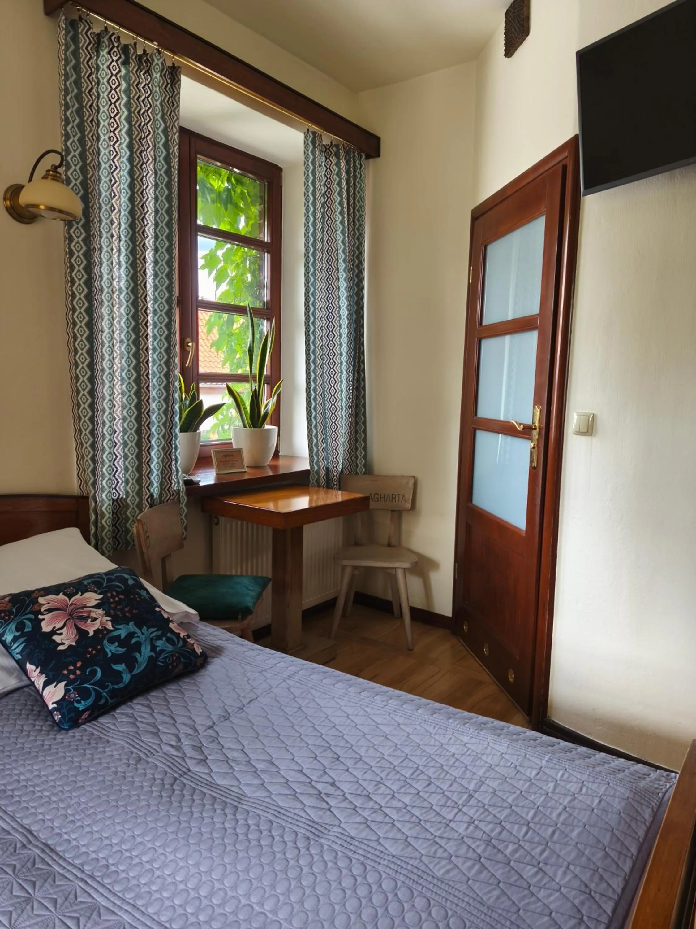 Photo of the whole room, Bed in Agharta