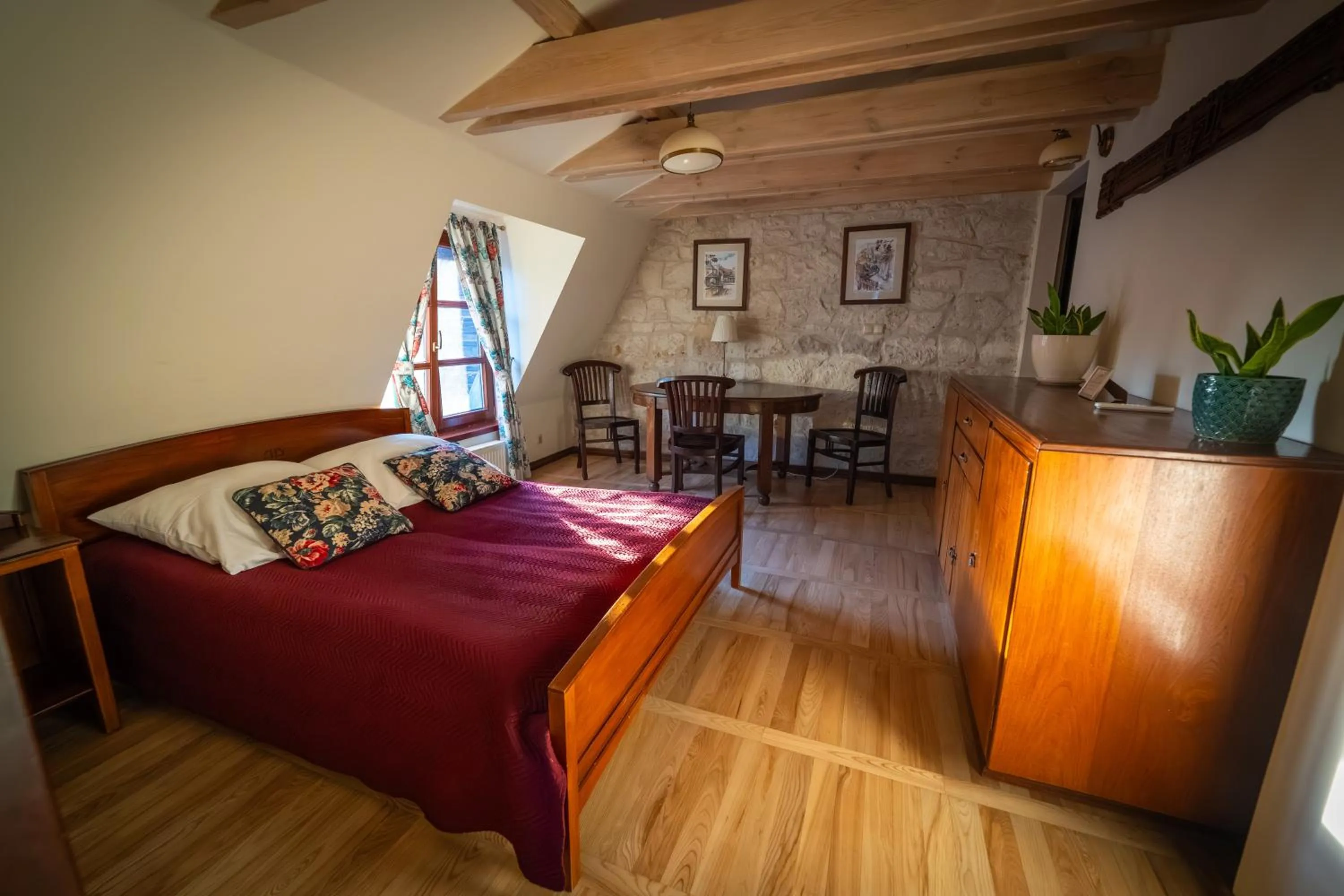 Photo of the whole room, Bed in Agharta