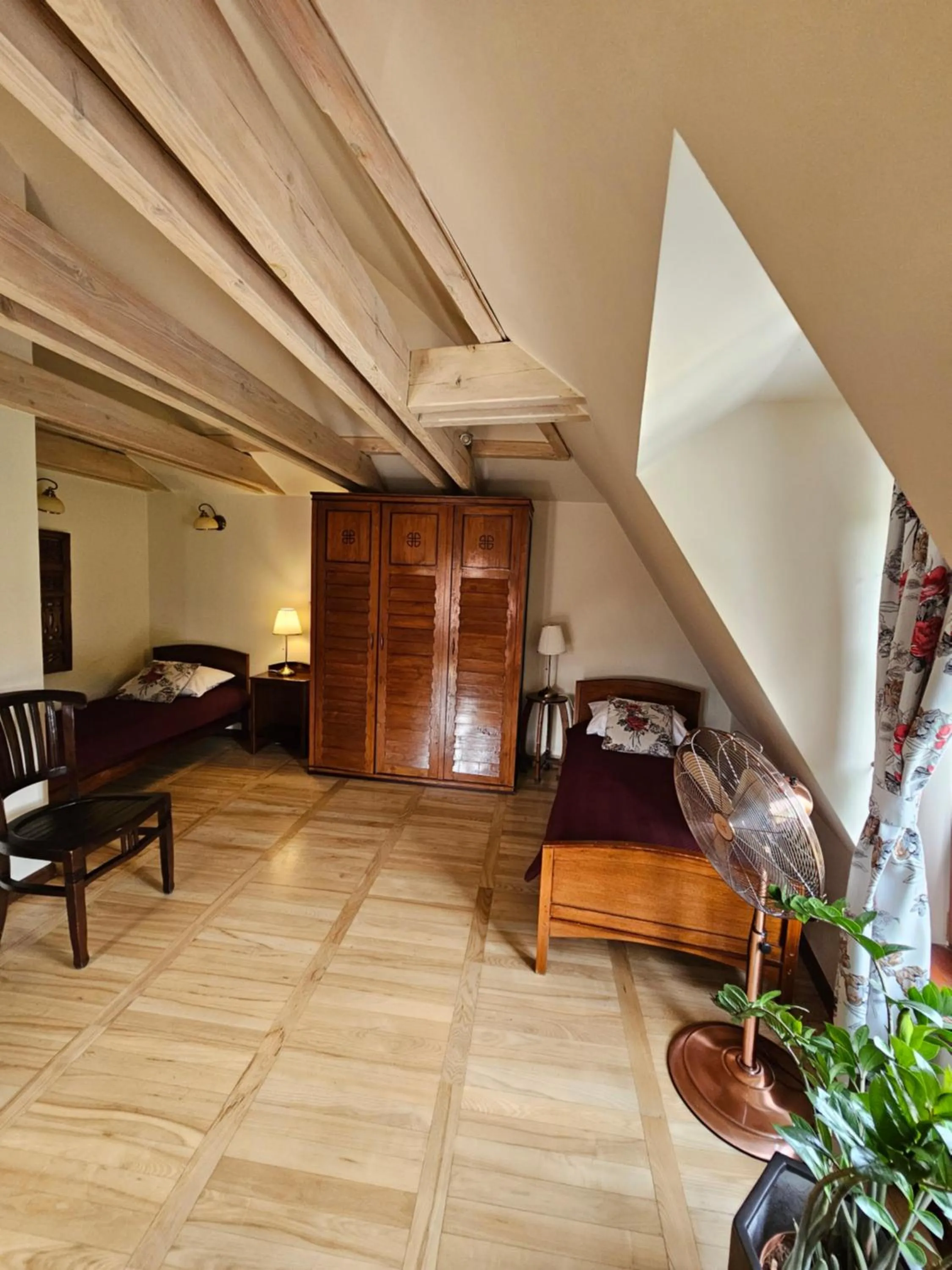 Photo of the whole room, Bed in Agharta