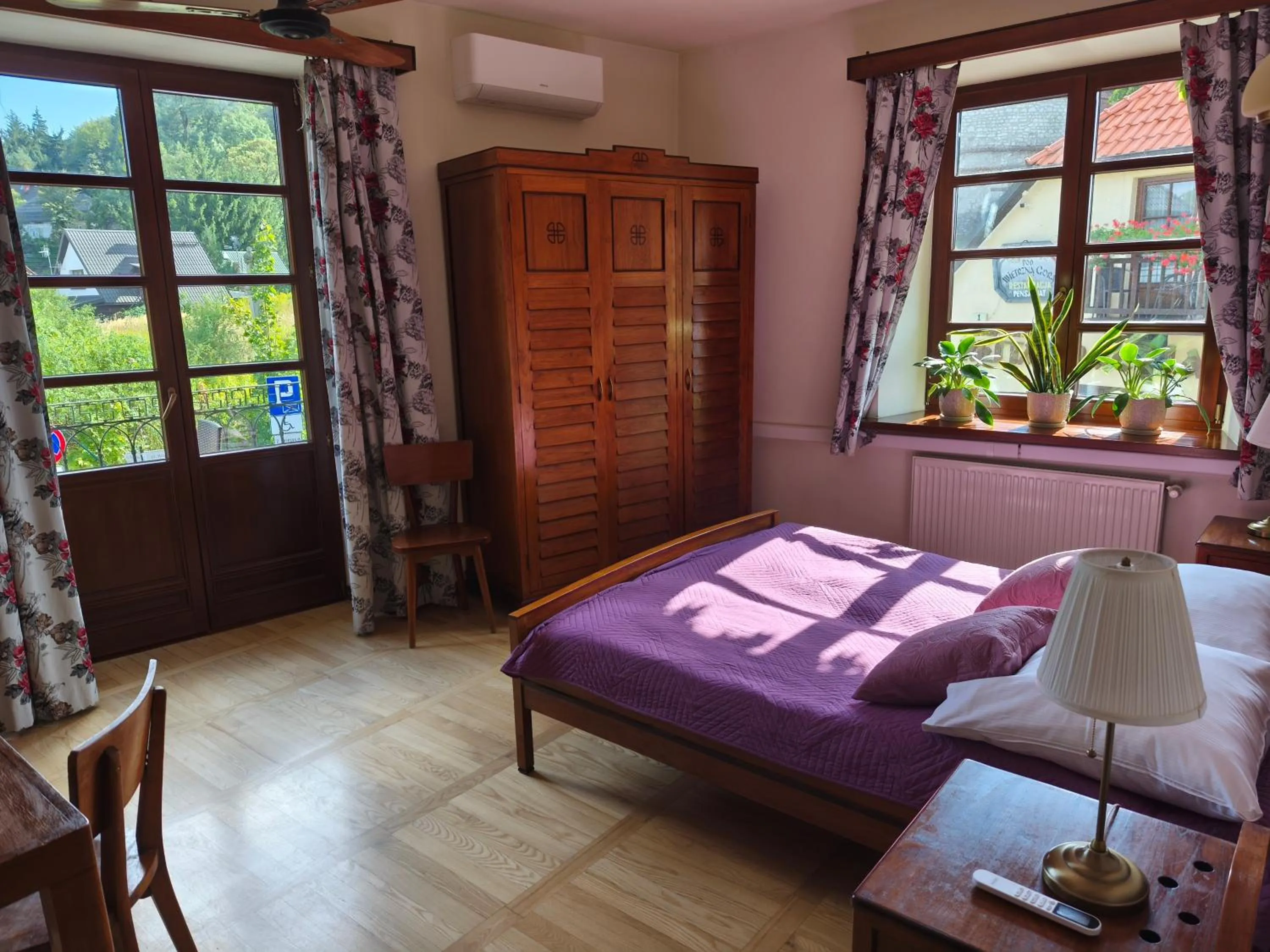 Photo of the whole room, Bed in Agharta