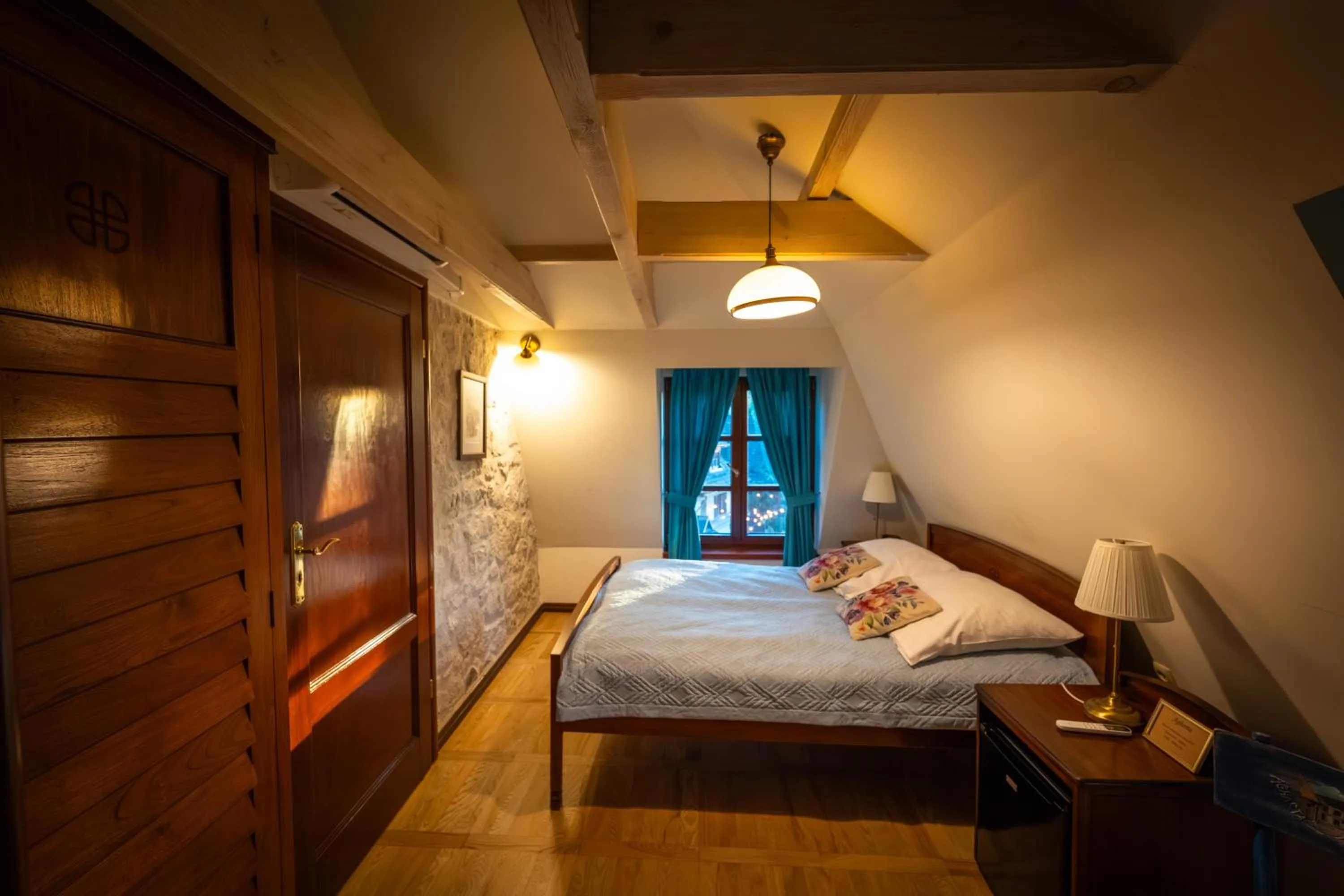 Photo of the whole room, Bed in Agharta