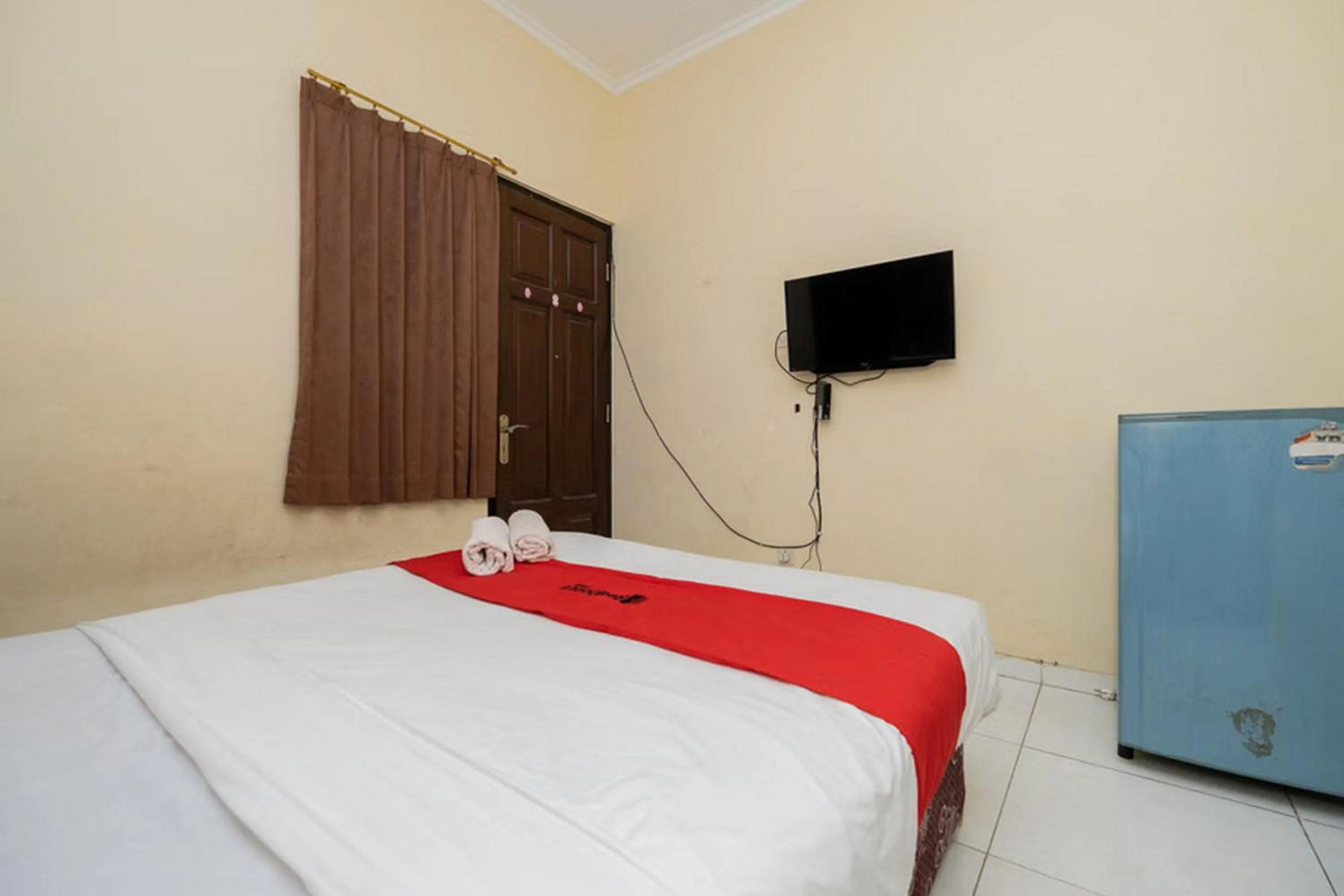Bedroom, Bed in RedDoorz At Graha 99 Simomulyo