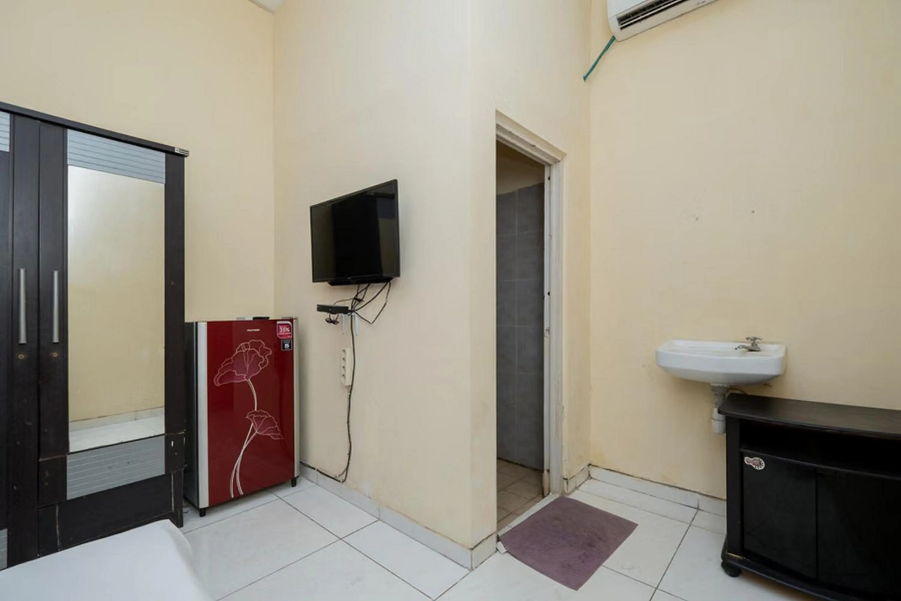 Bedroom in RedDoorz At Graha 99 Simomulyo