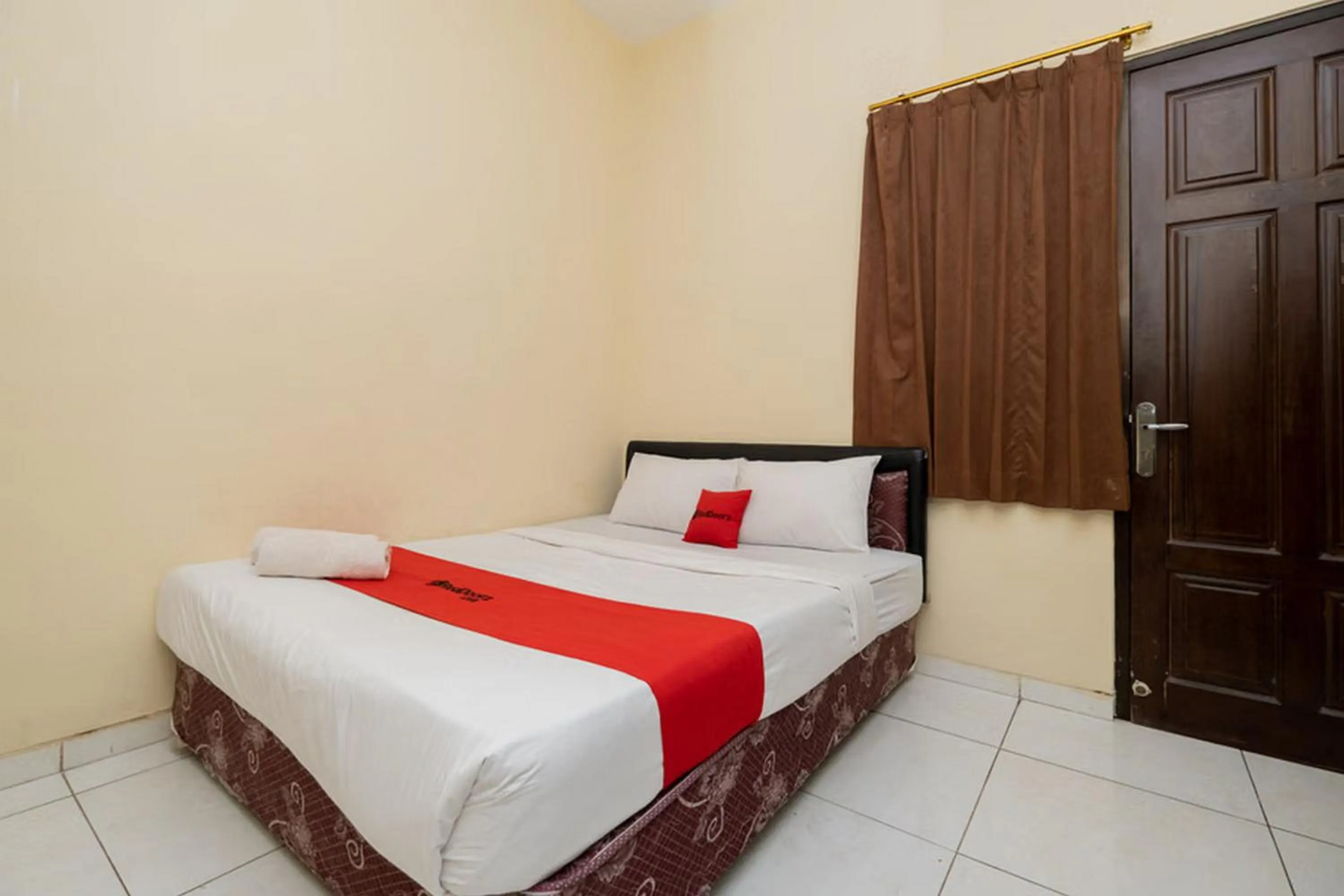 Bedroom, Bed in RedDoorz At Graha 99 Simomulyo