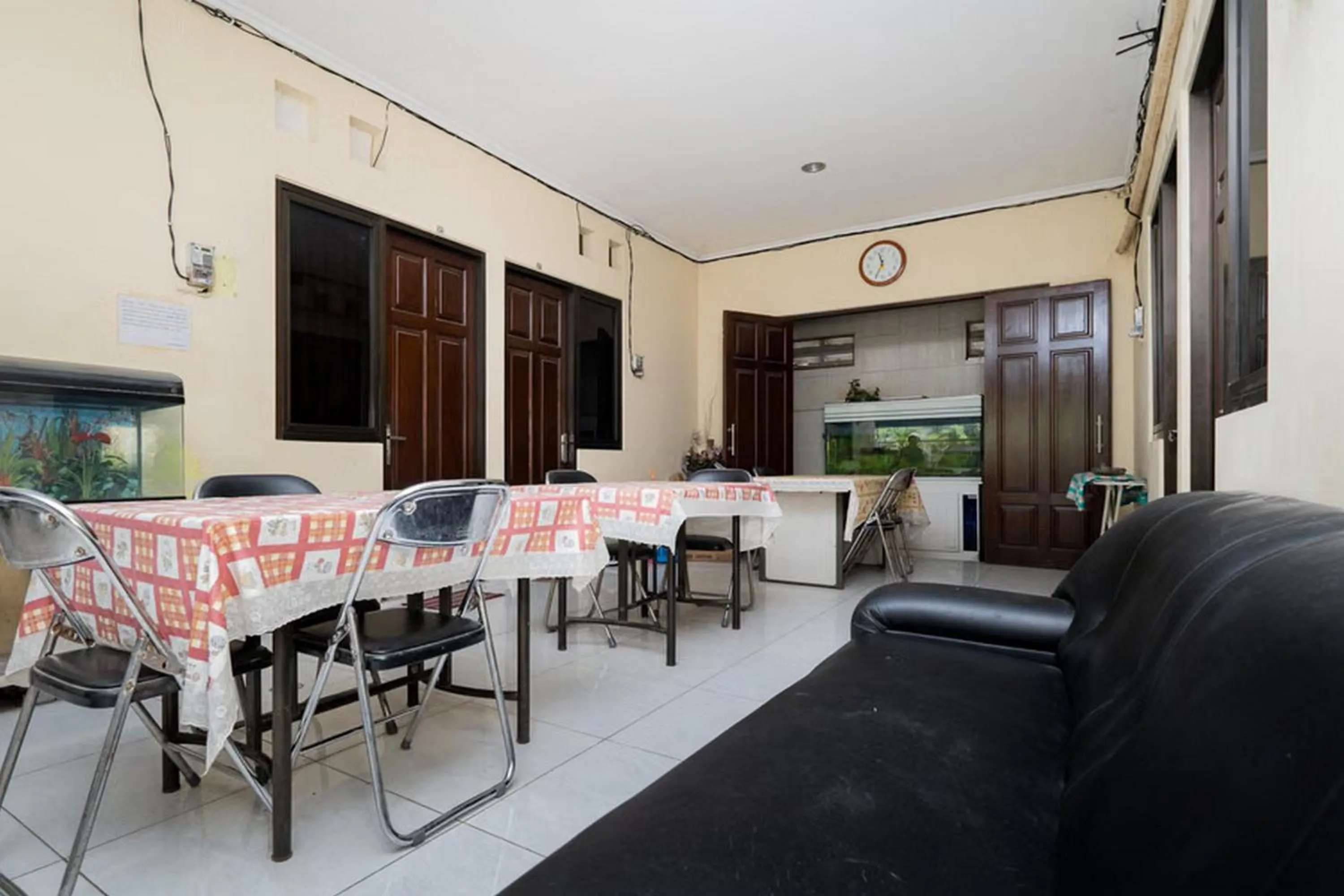 Seating area in RedDoorz At Graha 99 Simomulyo