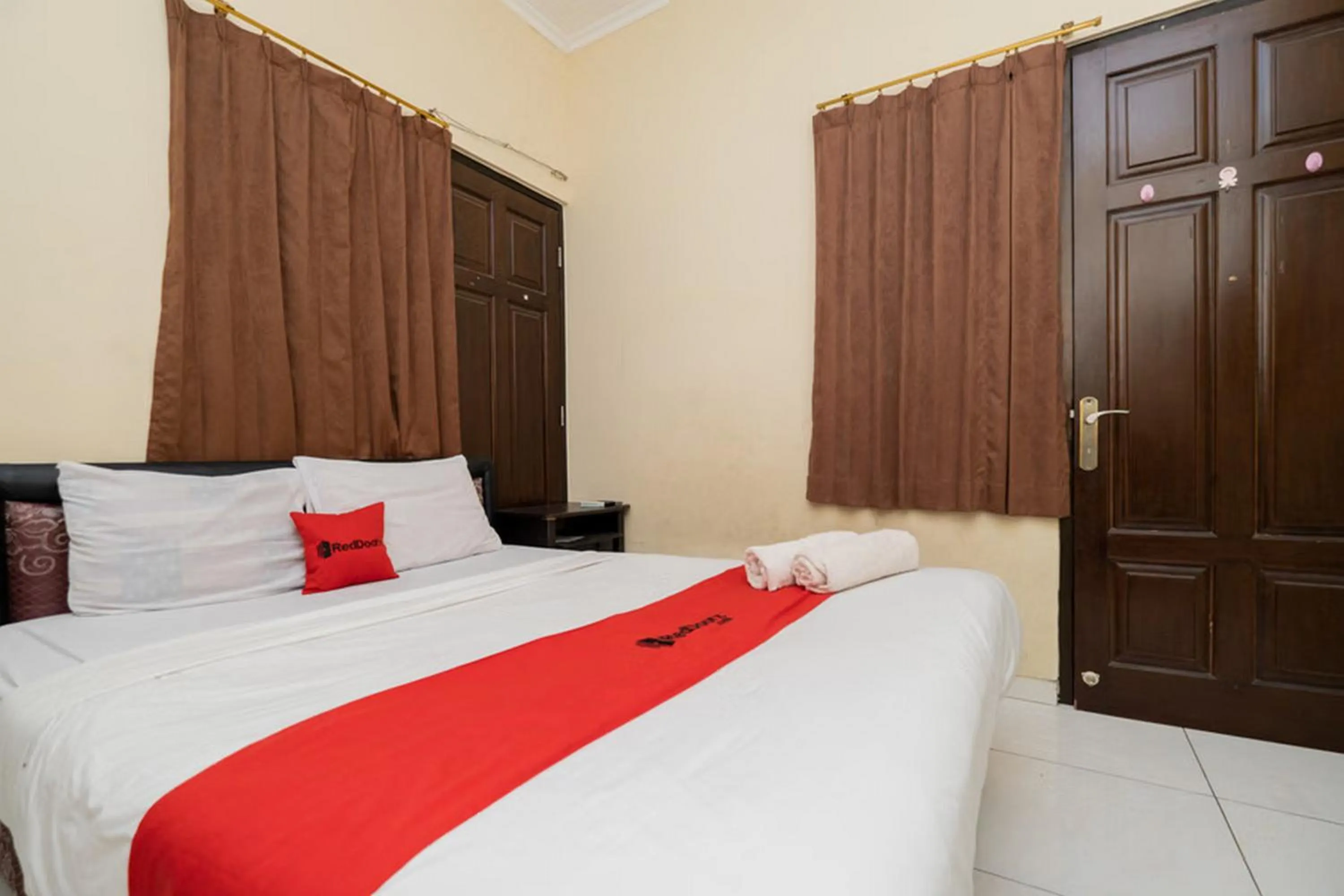 Bedroom, Bed in RedDoorz At Graha 99 Simomulyo