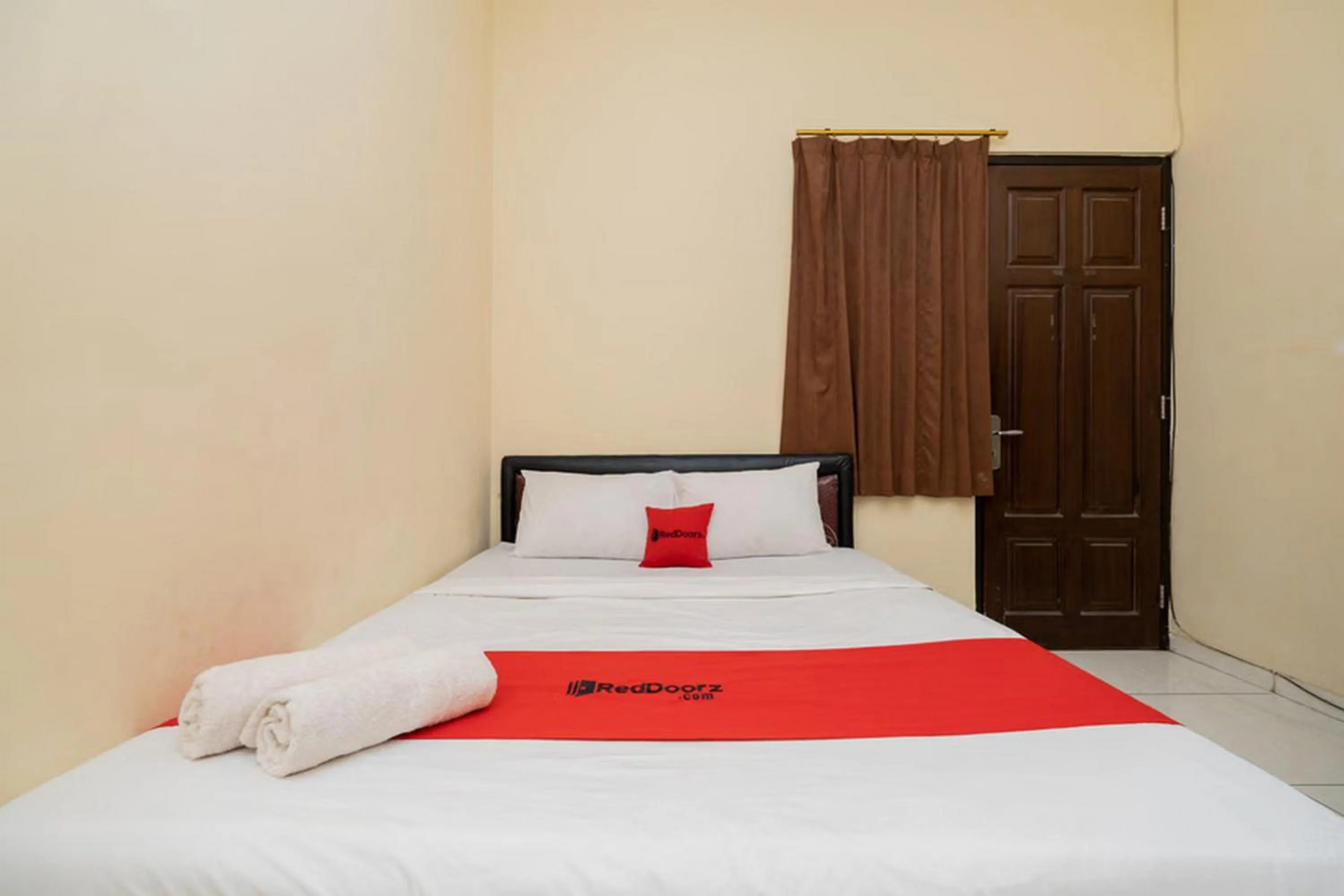 Bedroom, Bed in RedDoorz At Graha 99 Simomulyo